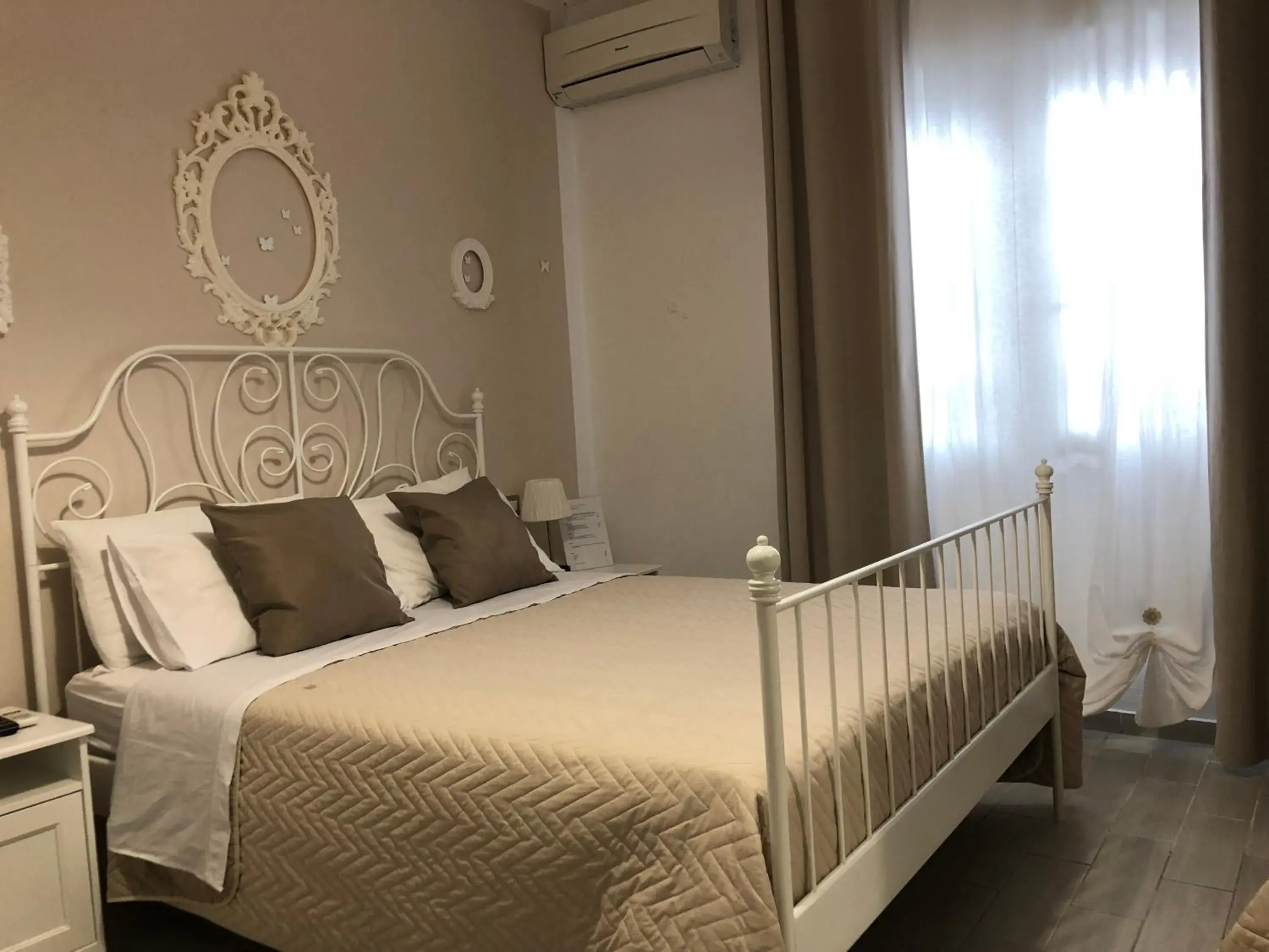 Standard Triple Room in Golden Mile B&B Standard Triple Room in Golden Mile B&B