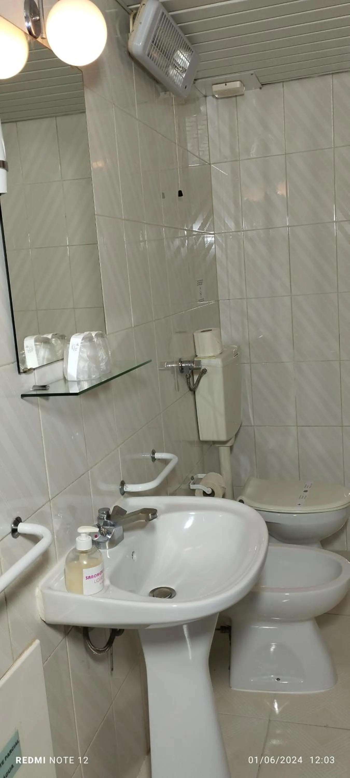 Shower in Hotel Alnacir