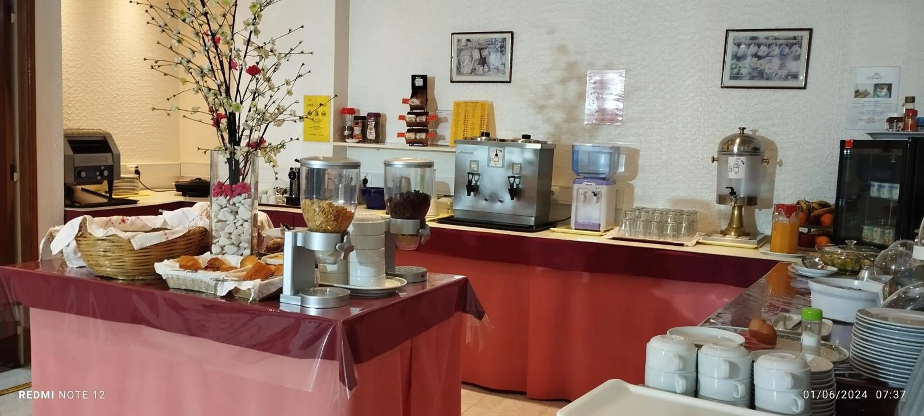 Coffee/tea facilities in Hotel Alnacir