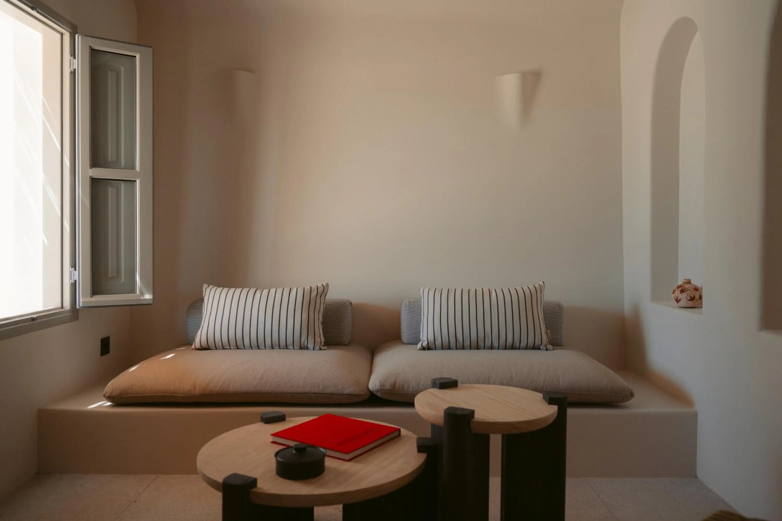 Living room in Black Rose Beach Suites