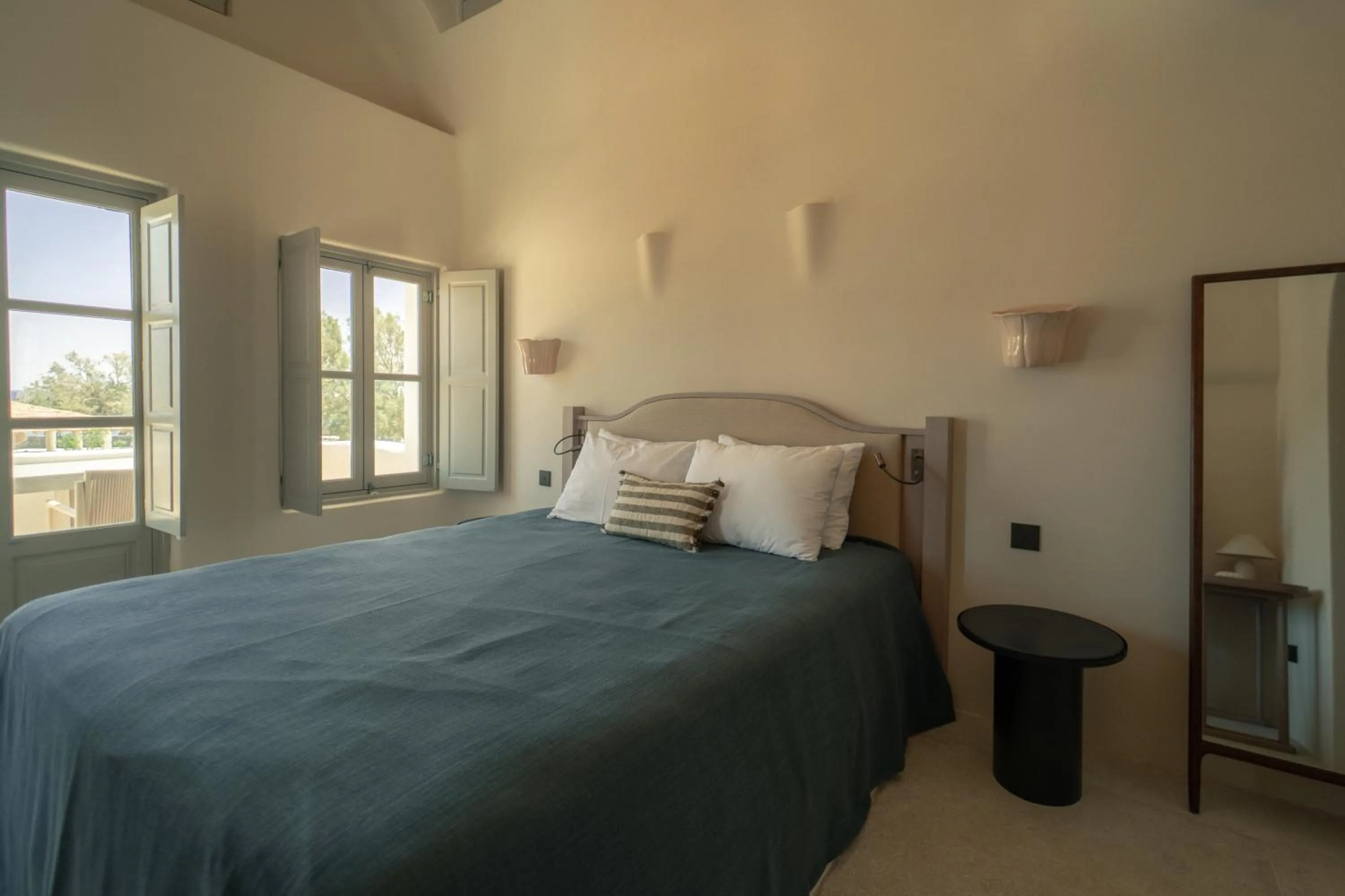 Bedroom, Bed in Black Rose Beach Suites