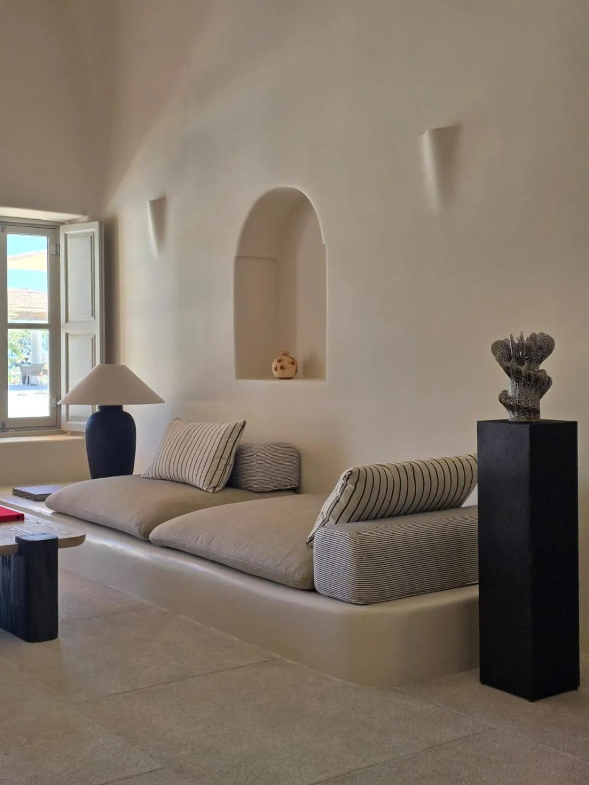 Living room in Black Rose Beach Suites