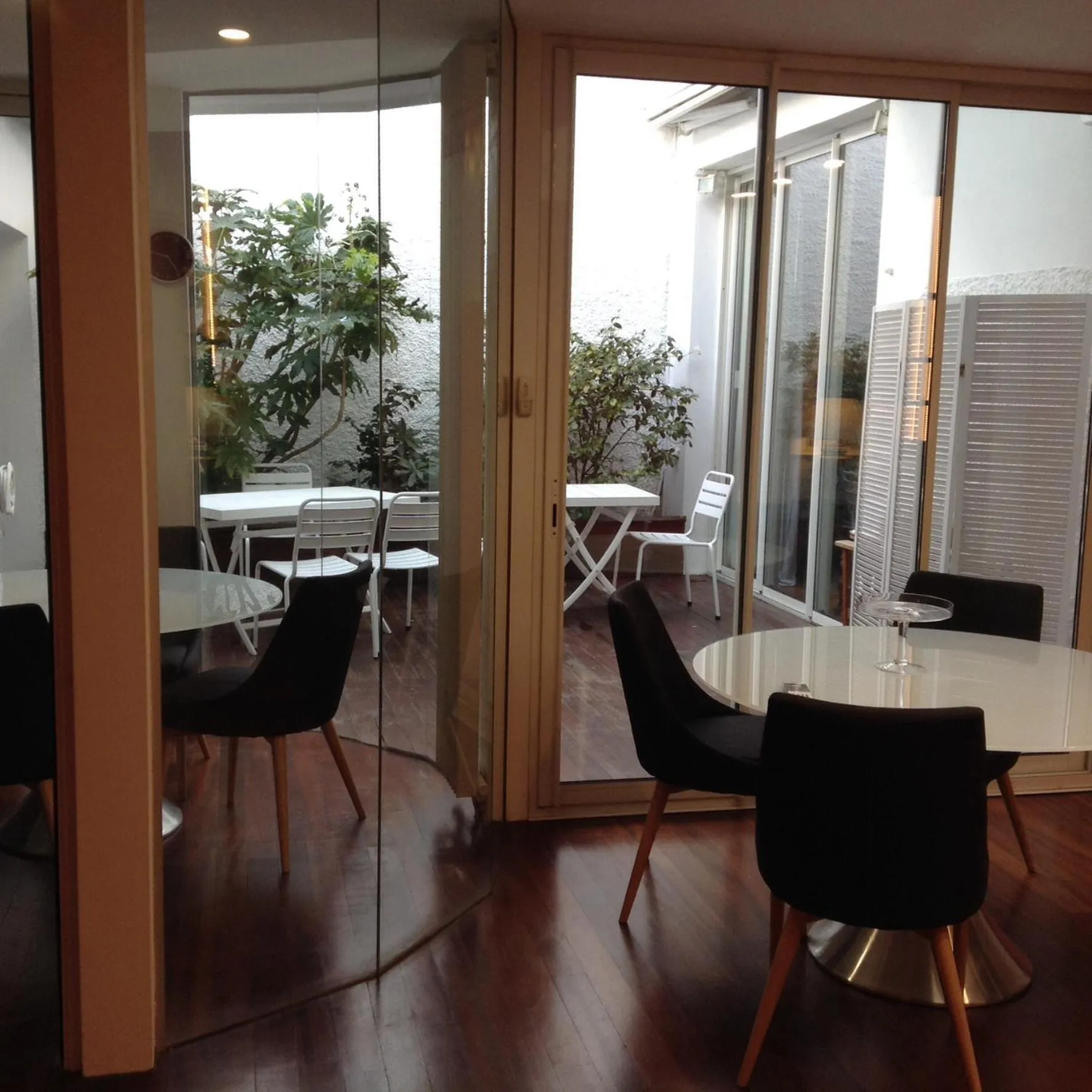 Dining area in Maison d'hôtes Bordeaux Centre Le Patio de l'Intendance