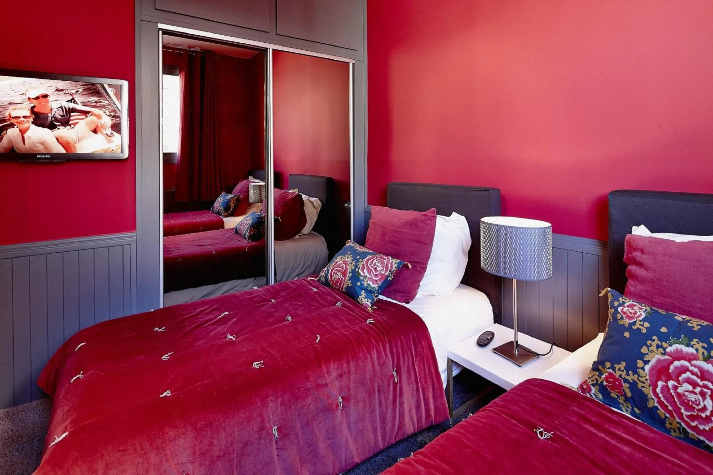 Photo of the whole room, Bed in Maison d'hôtes Bordeaux Centre Le Patio de l'Intendance