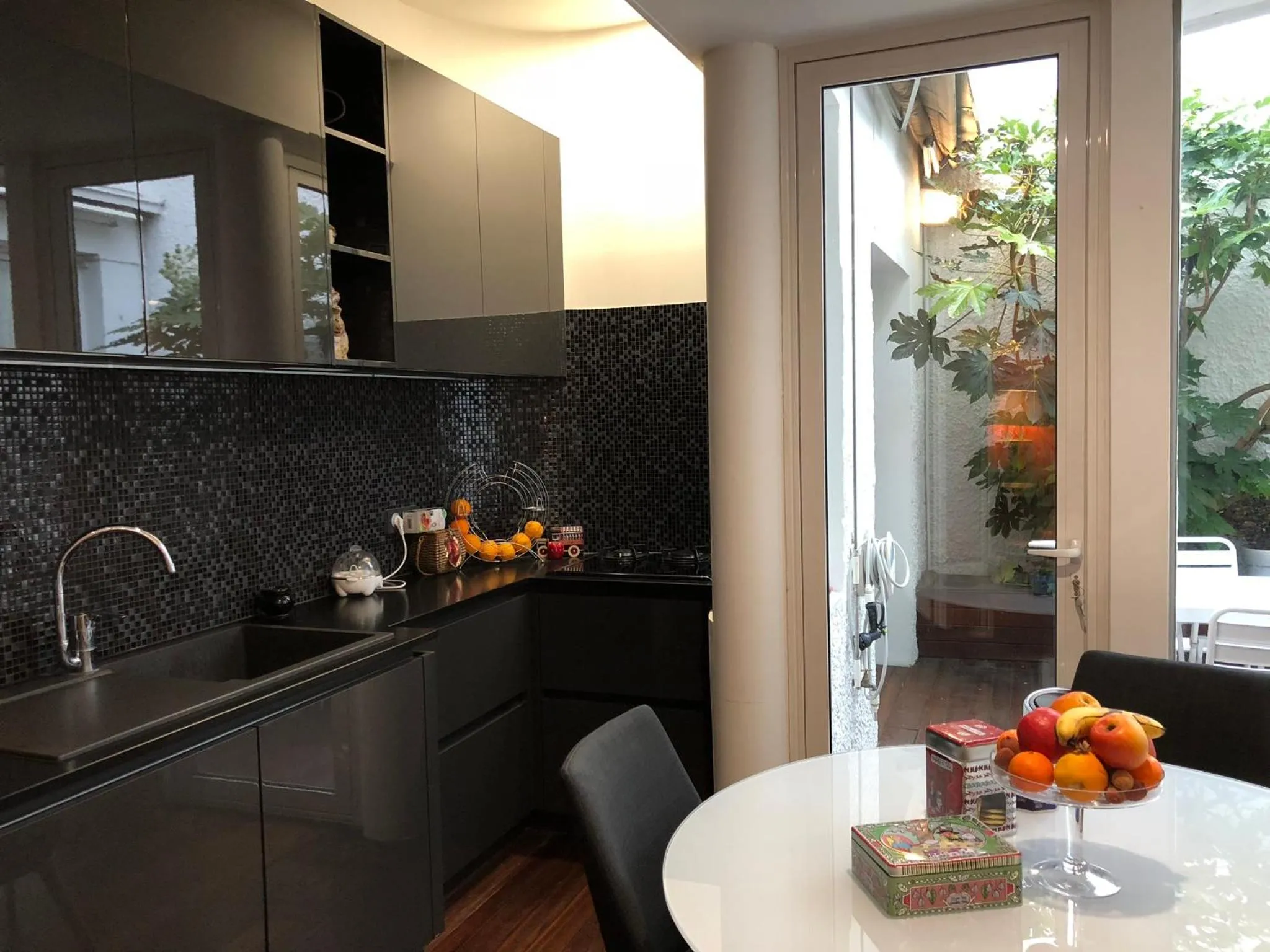 Communal kitchen in Maison d'hôtes Bordeaux Centre Le Patio de l'Intendance