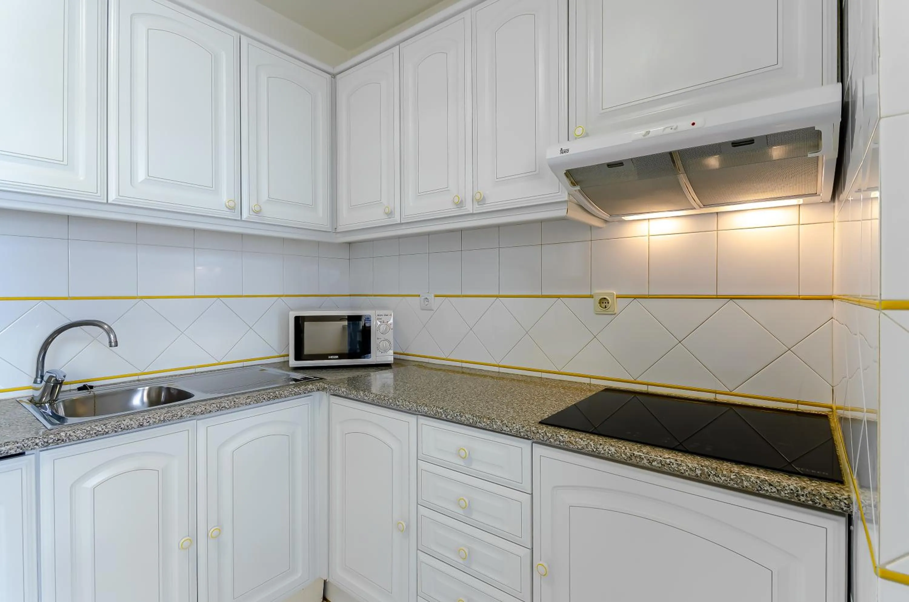 Kitchen or kitchenette in TURIM Algarve Mor Apartamentos Turísticos