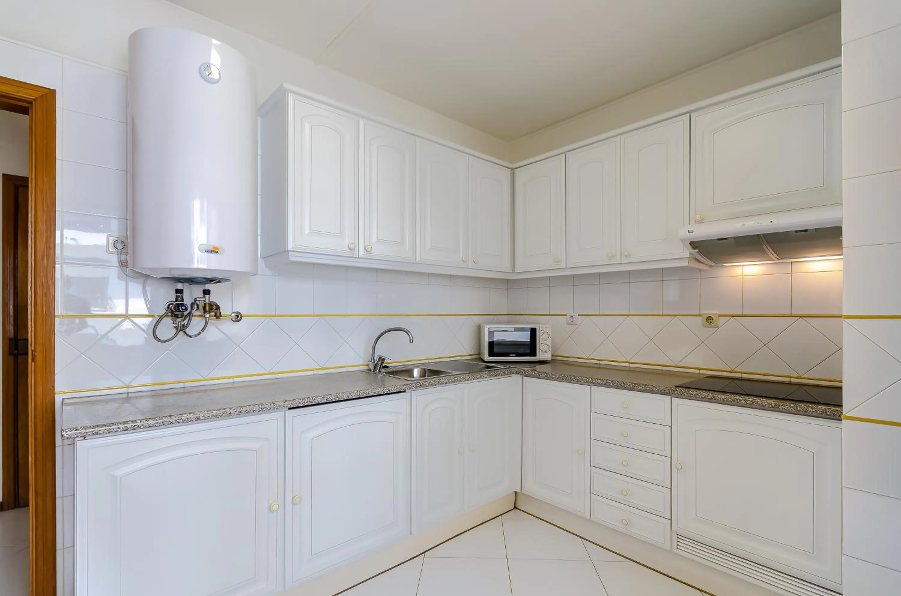 Kitchen or kitchenette in TURIM Algarve Mor Apartamentos Turísticos