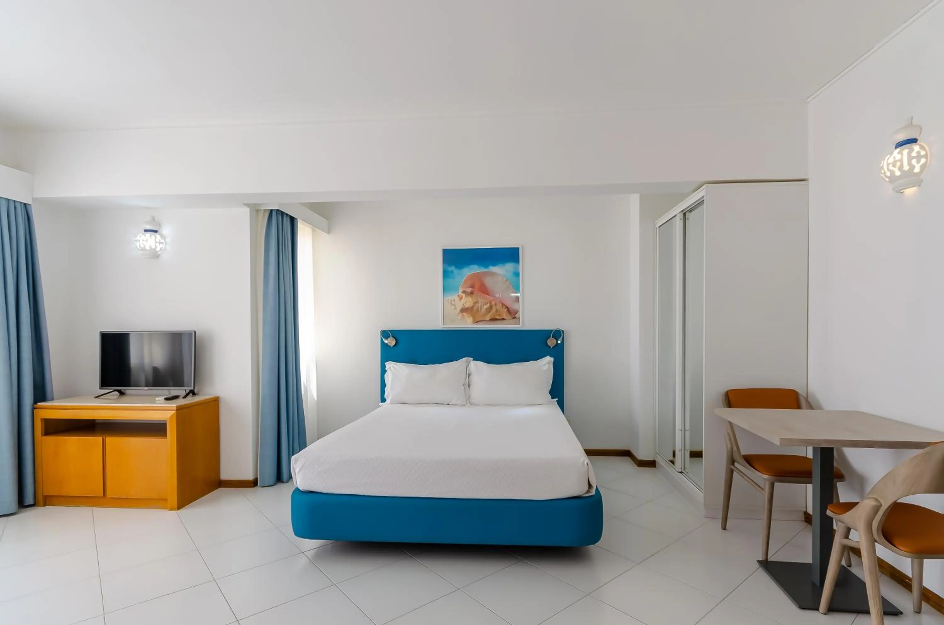 Communal lounge/ TV room, Bed in TURIM Algarve Mor Apartamentos Turísticos