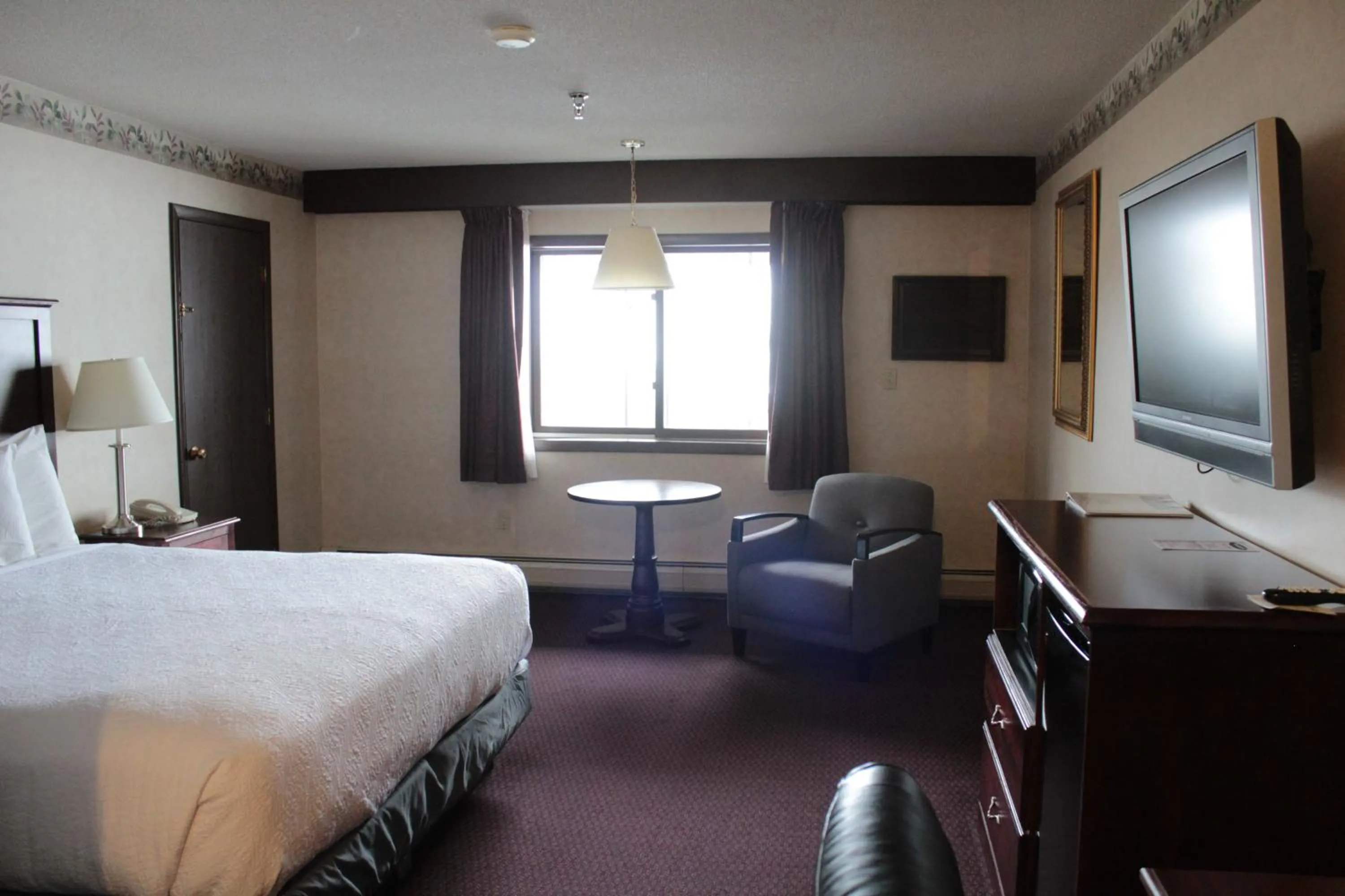 Superior King Room in Shiretown Inn & Suites