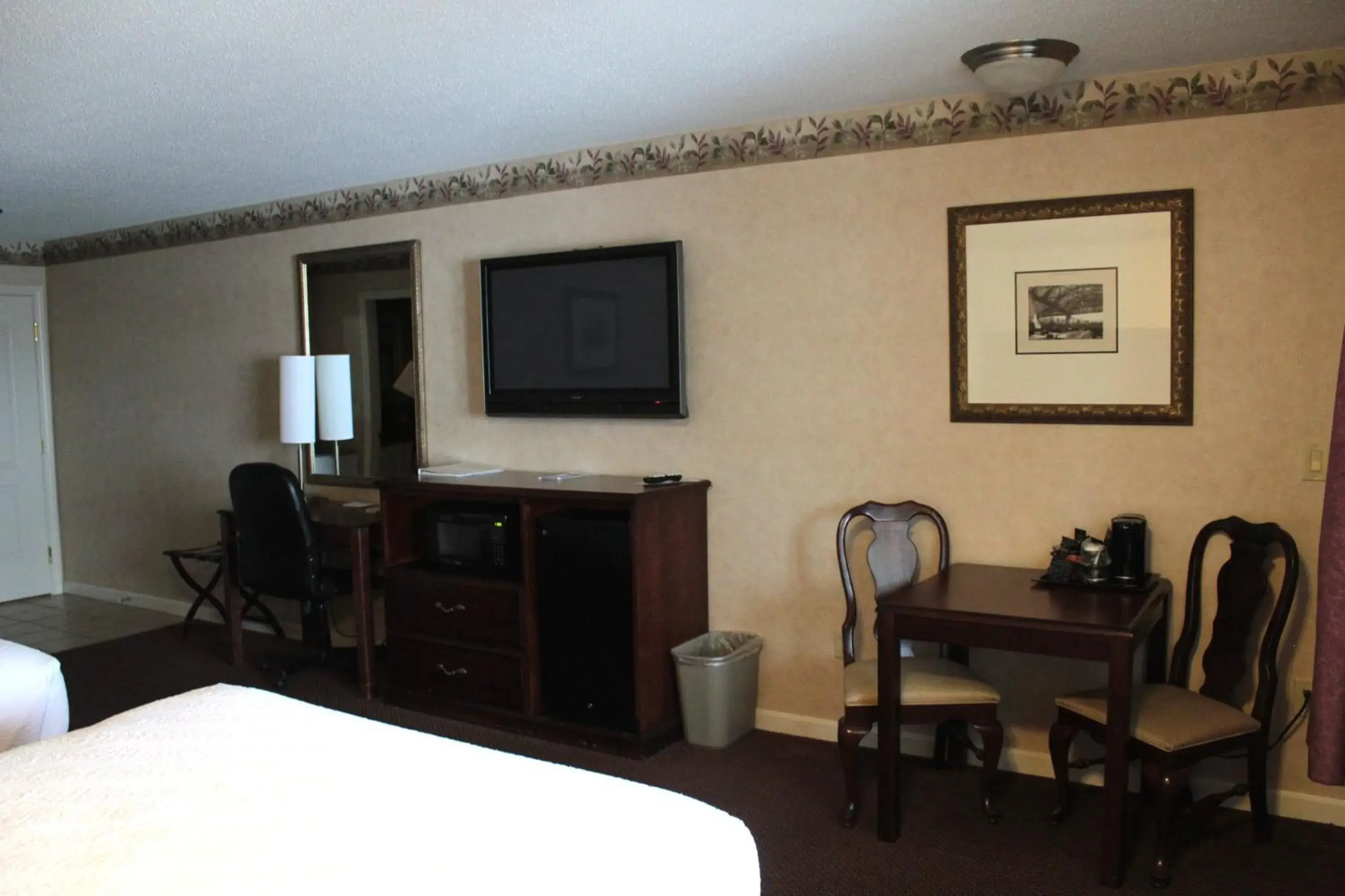 Deluxe Queen Room in Shiretown Inn & Suites Deluxe Queen Room in Shiretown Inn & Suites