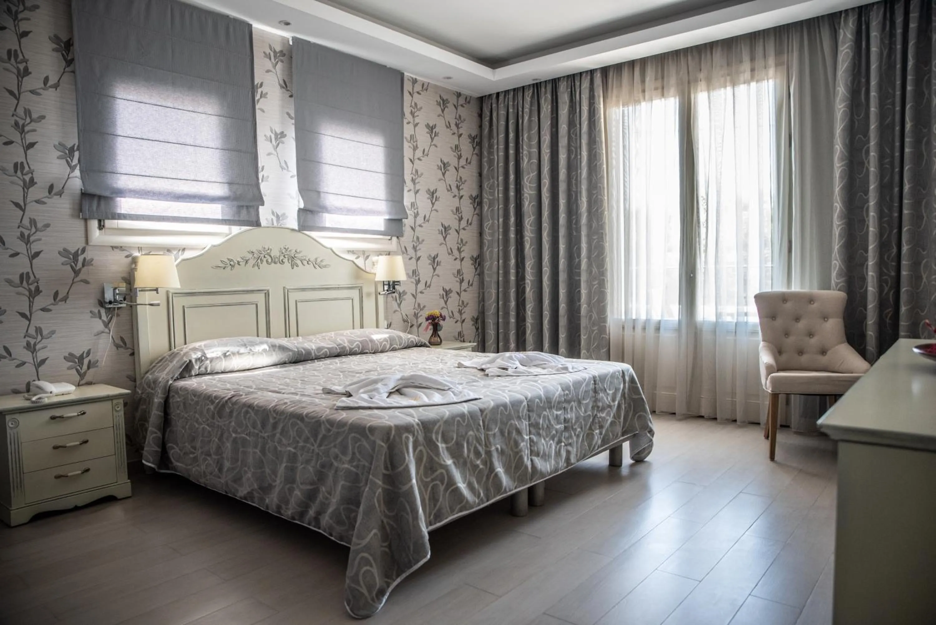 Photo of the whole room, Bed in Alma Hotel