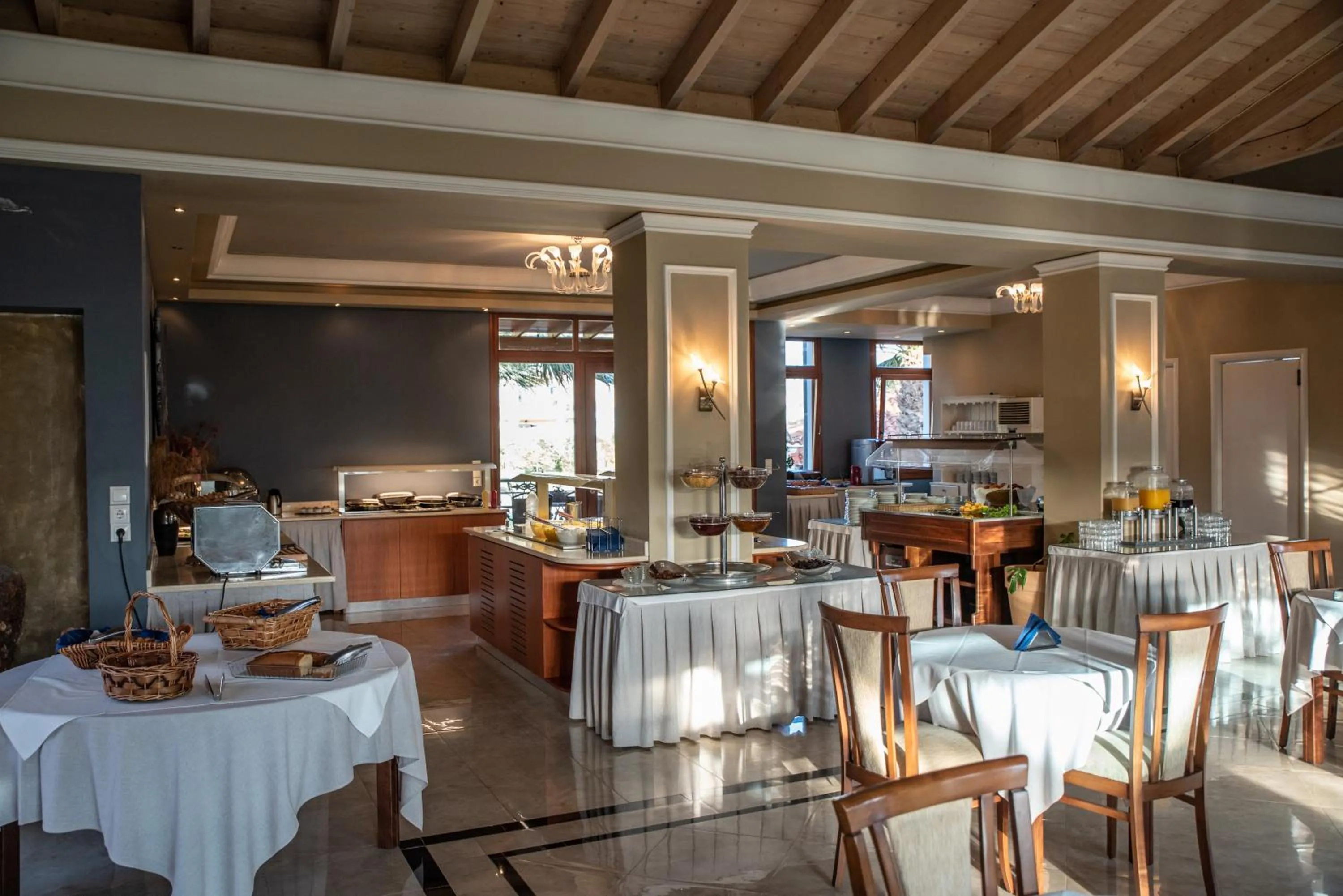 Restaurant/places to eat in Alma Hotel