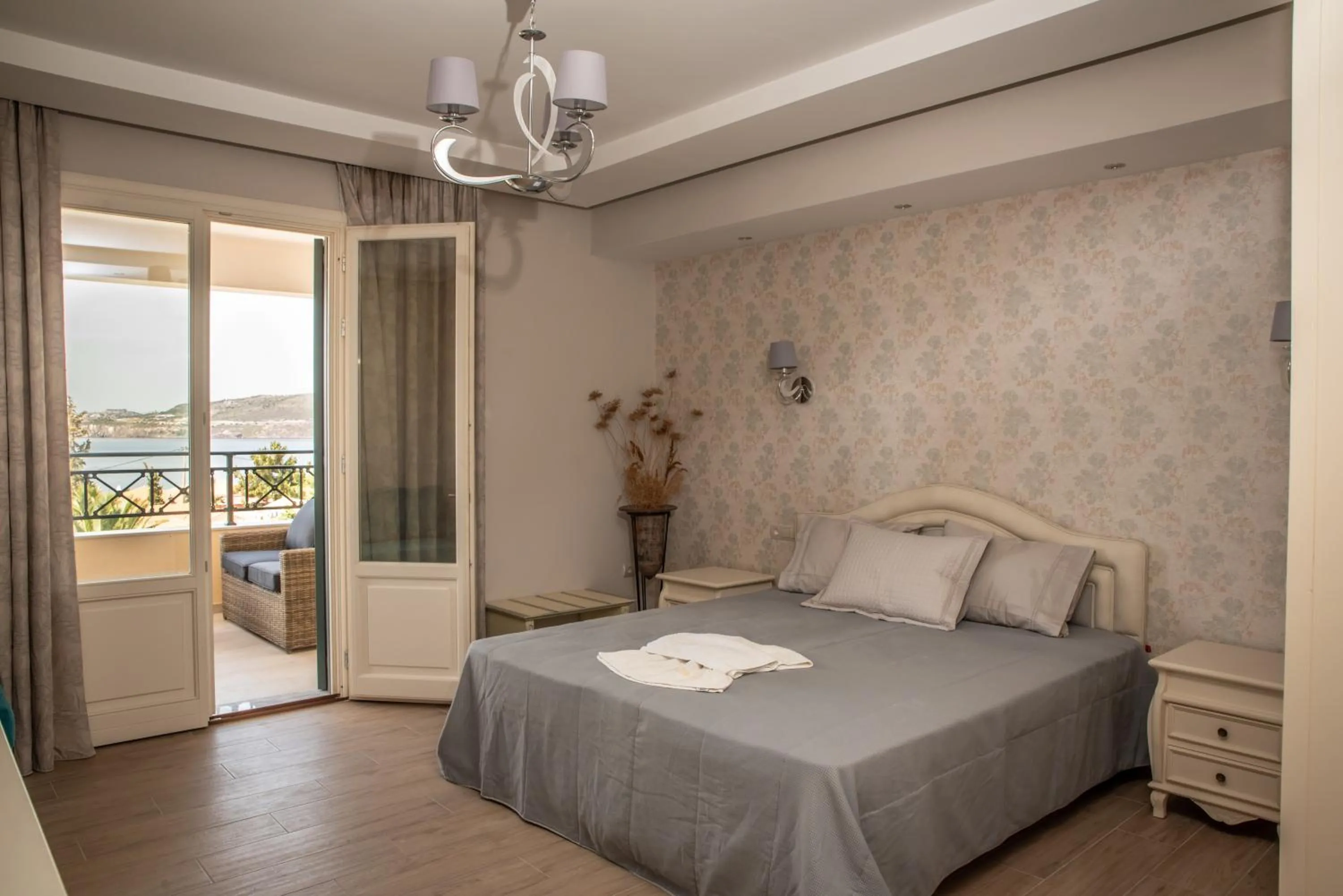 Photo of the whole room, Bed in Alma Hotel