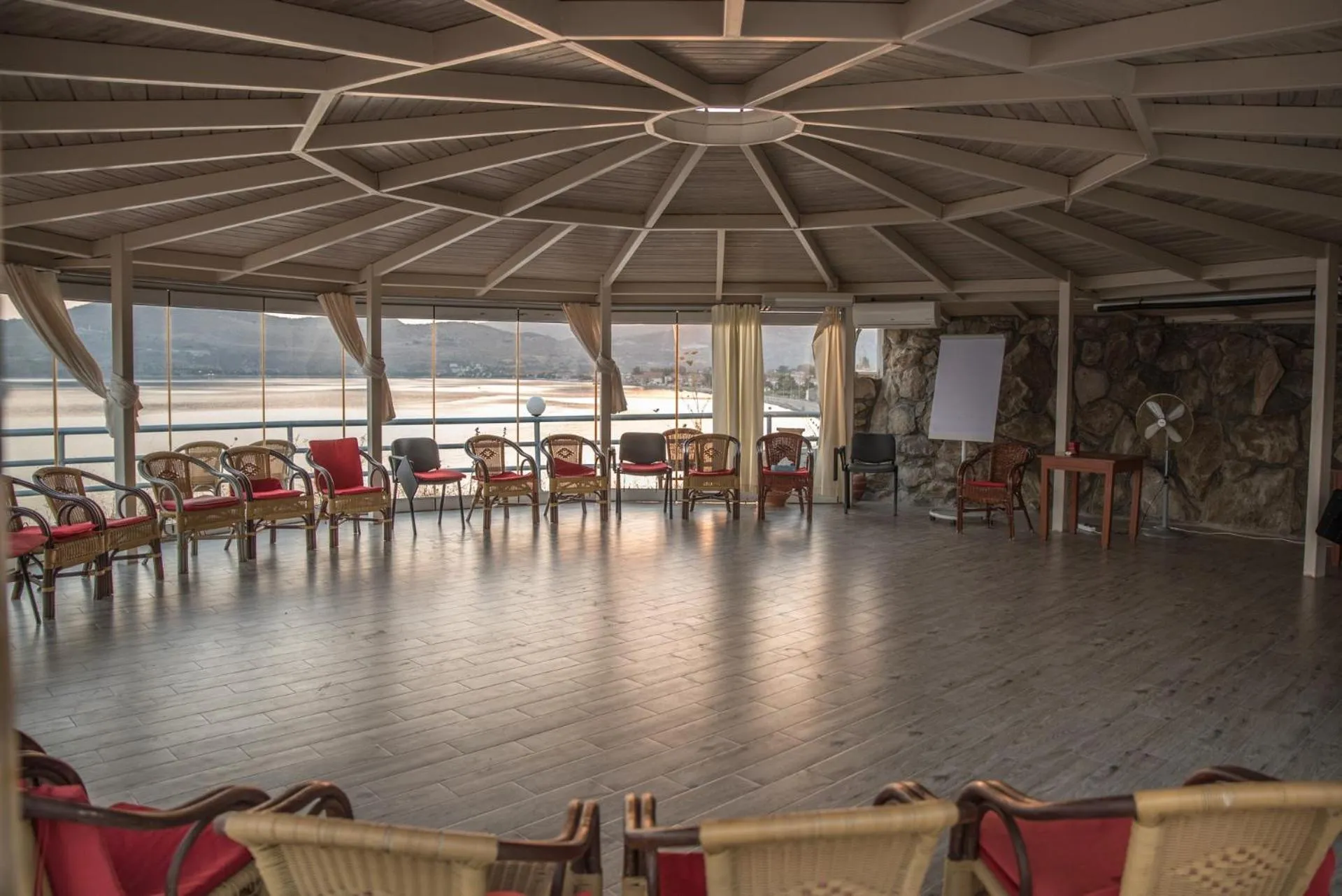Area and facilities in Alma Hotel
