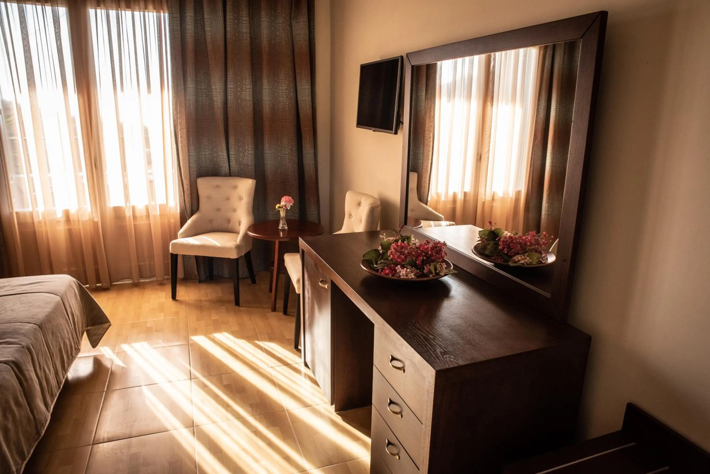 Photo of the whole room in Alma Hotel