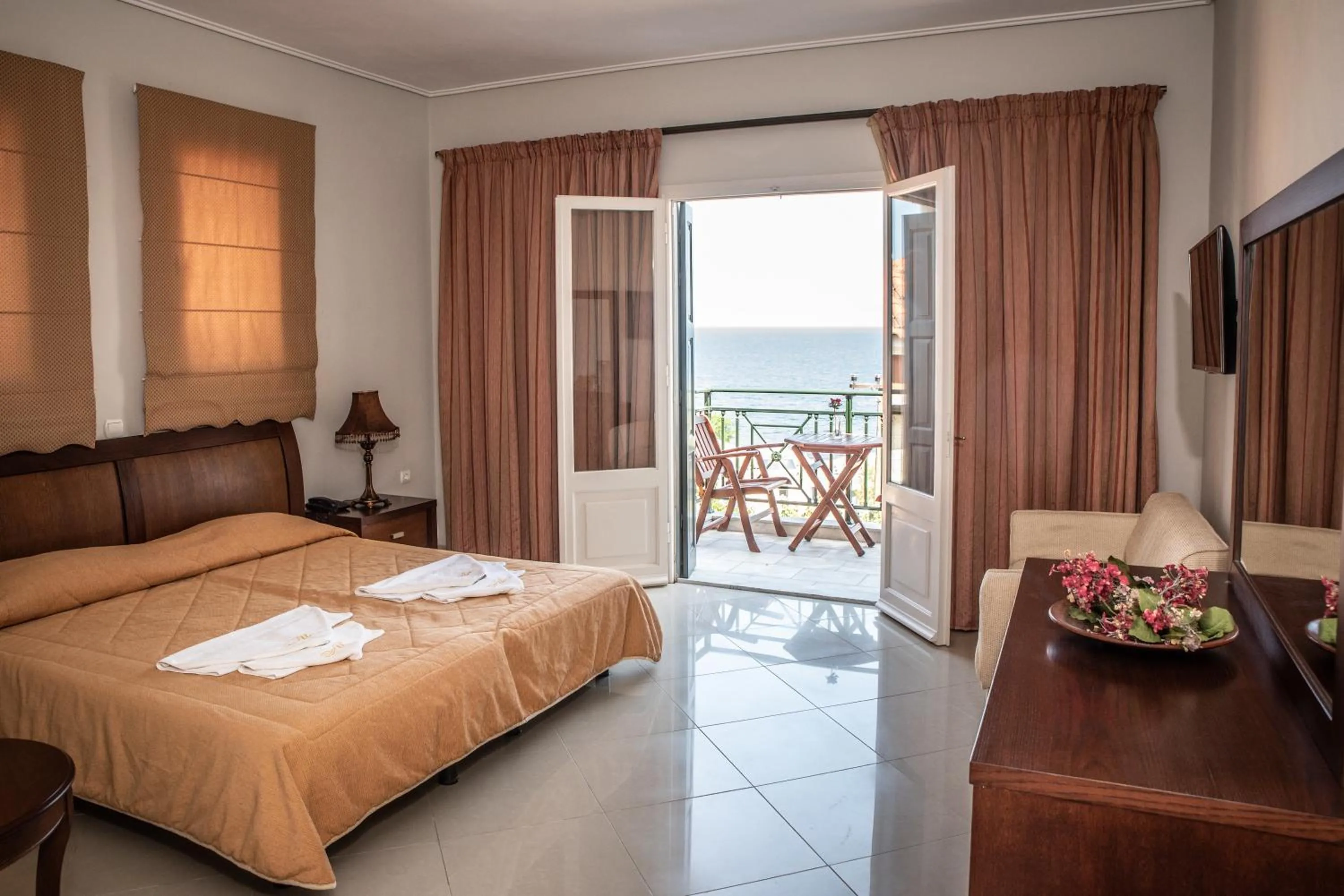 Photo of the whole room, Bed in Alma Hotel