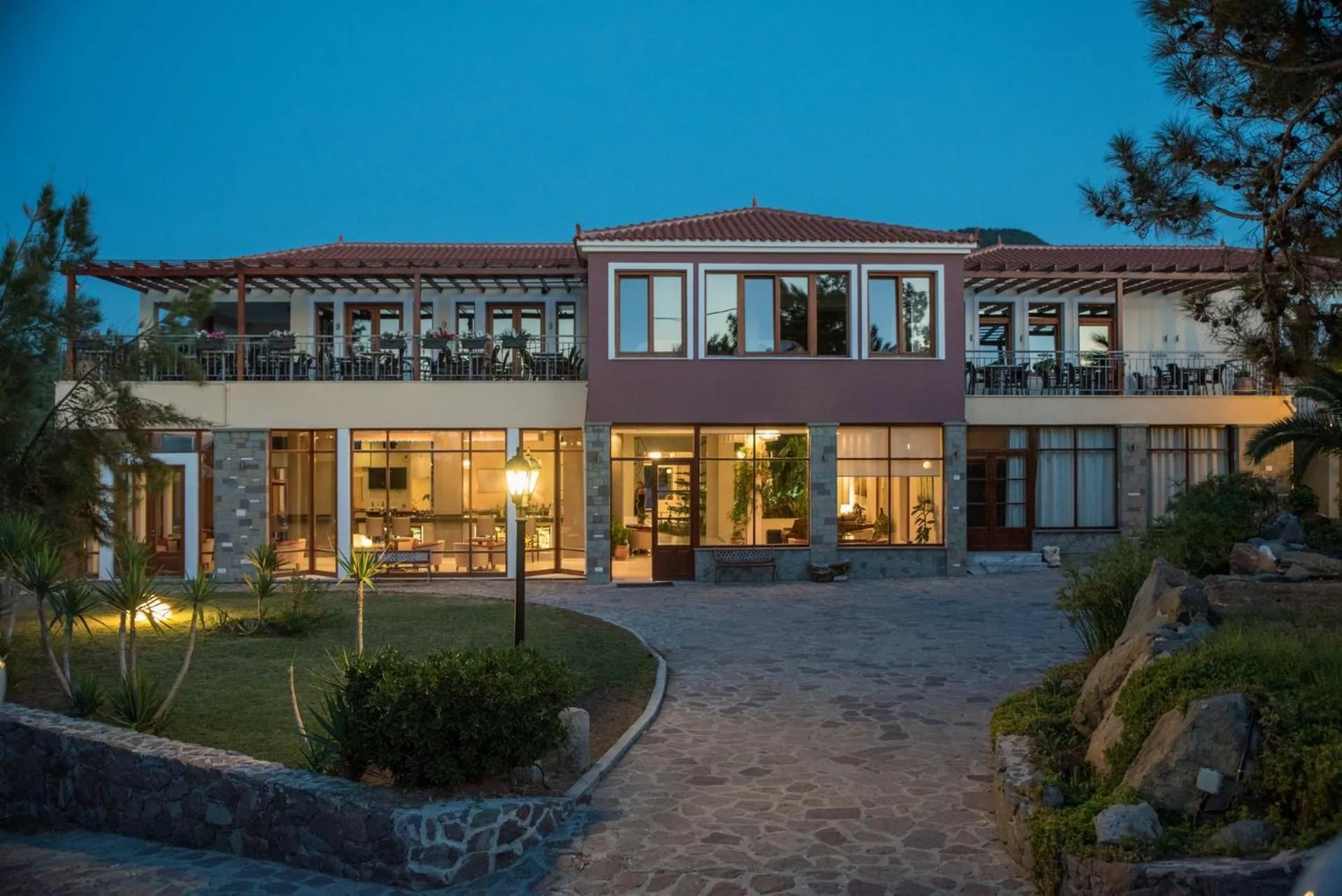 Restaurant/places to eat in Alma Hotel