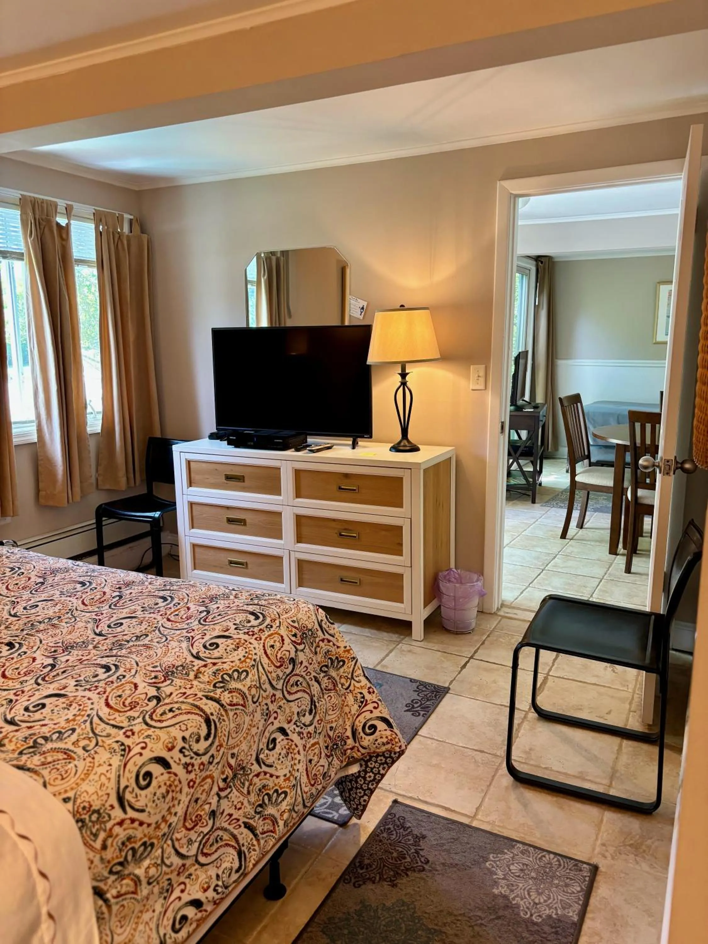 Communal lounge/ TV room in Westhampton Seabreeze Motel