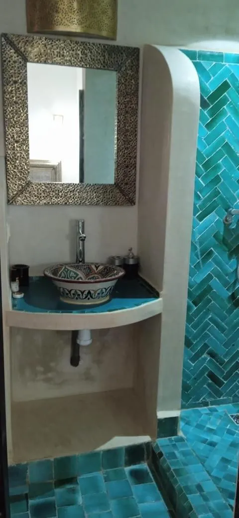 Shower in Riad Kantarell