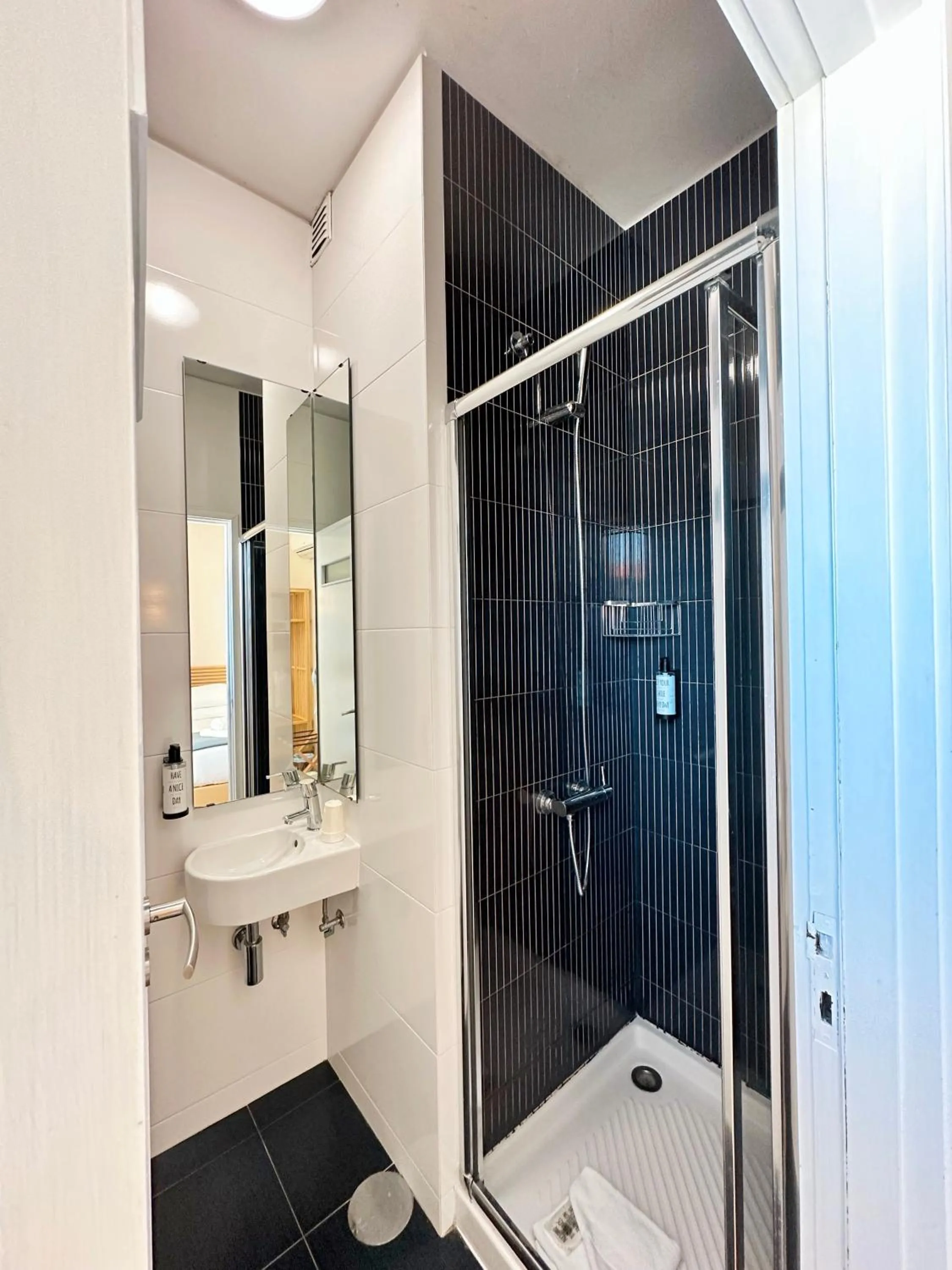 Shower in Boavista Guest House