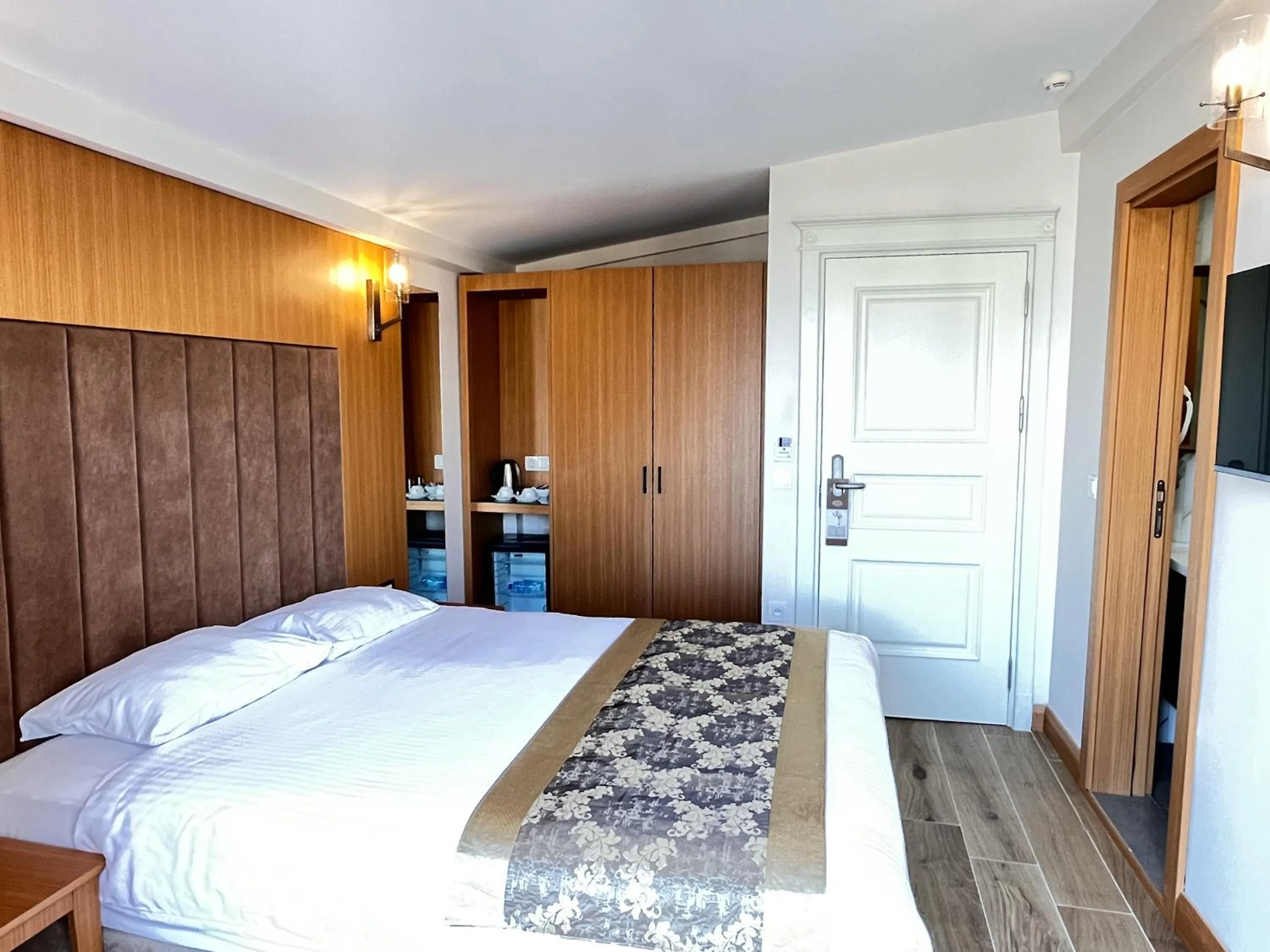 Bedroom, Bed in Aren Suites