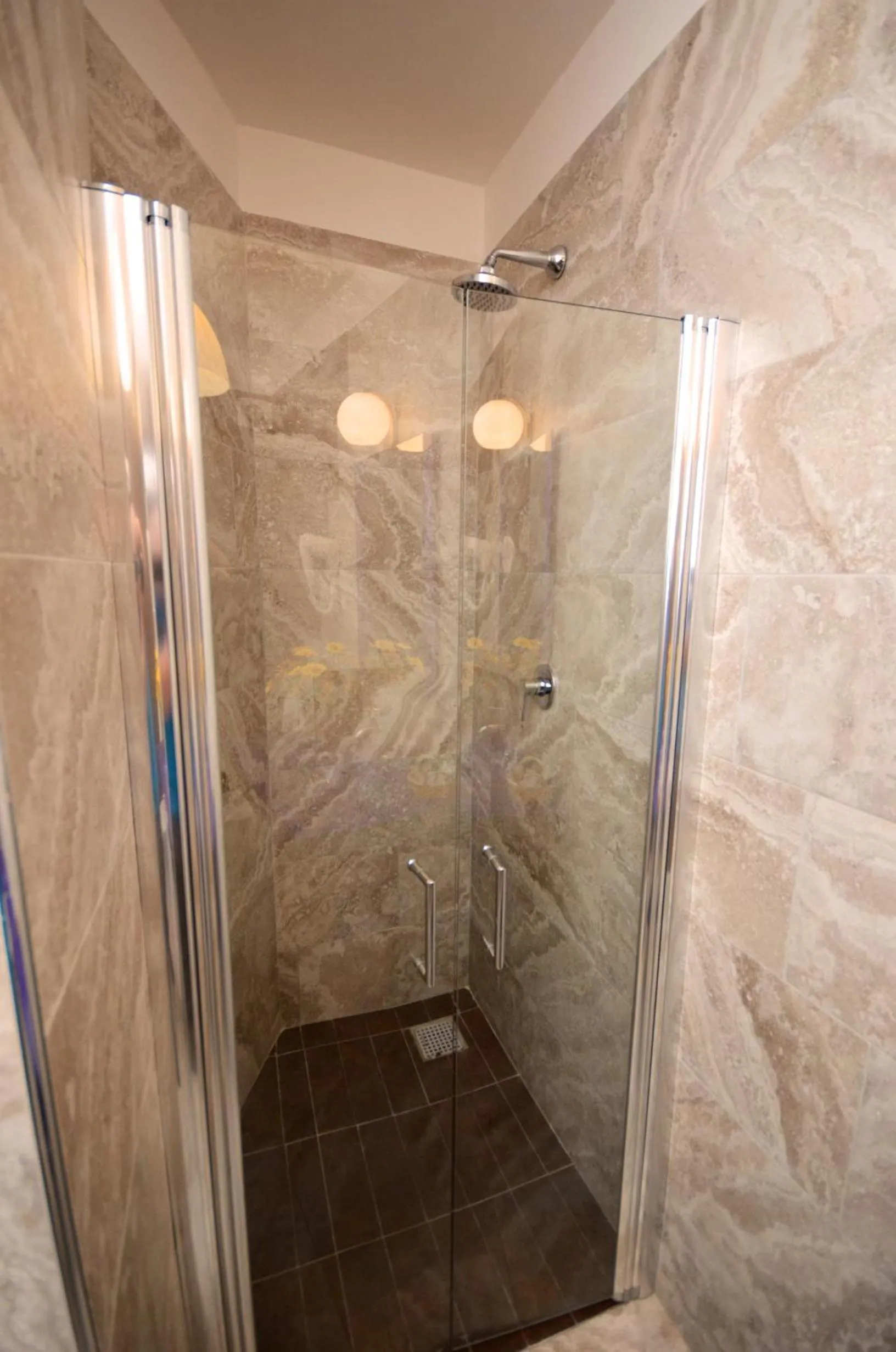 Shower in Hotel Clinton