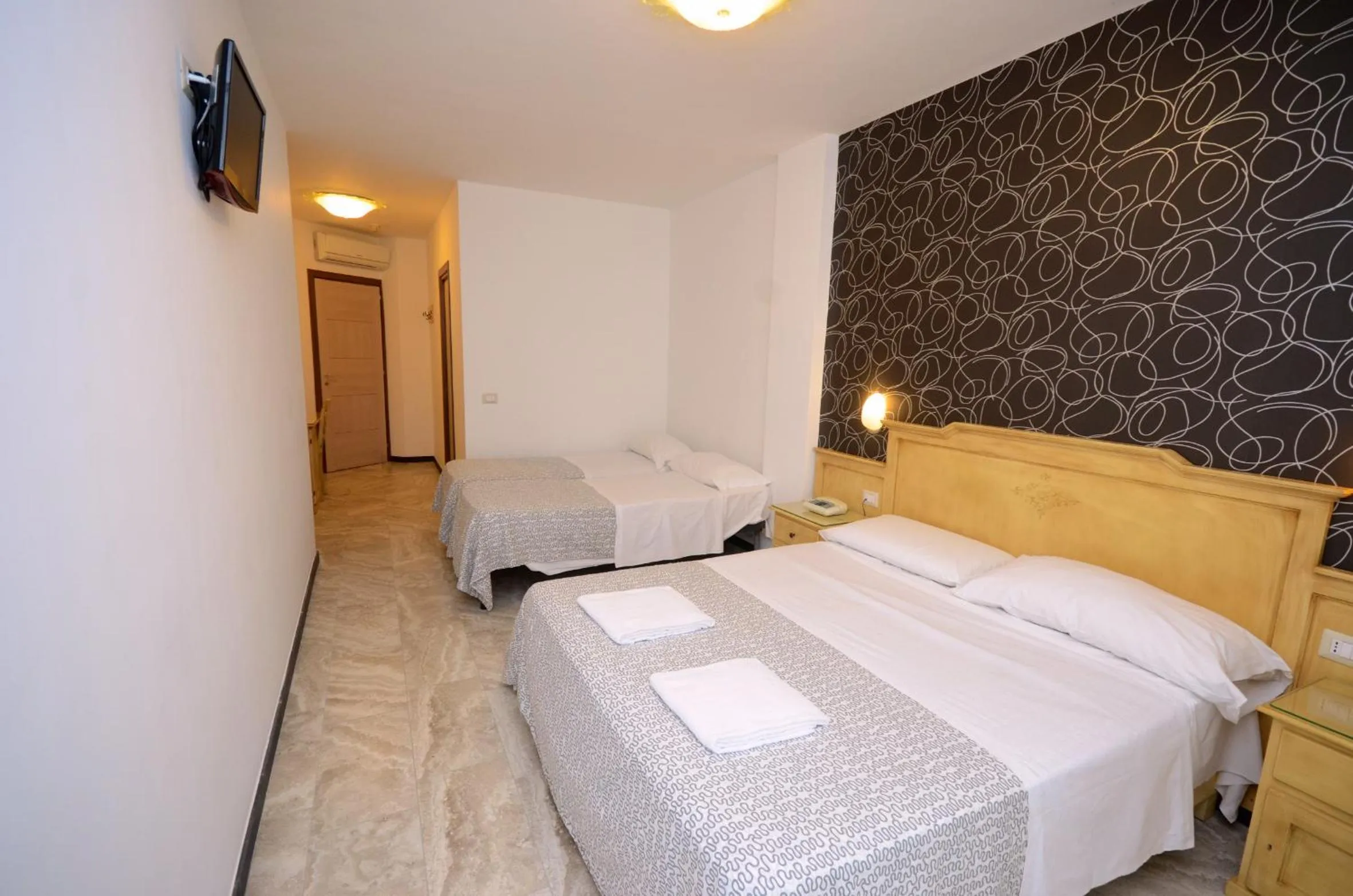 Photo of the whole room, Bed in Hotel Clinton