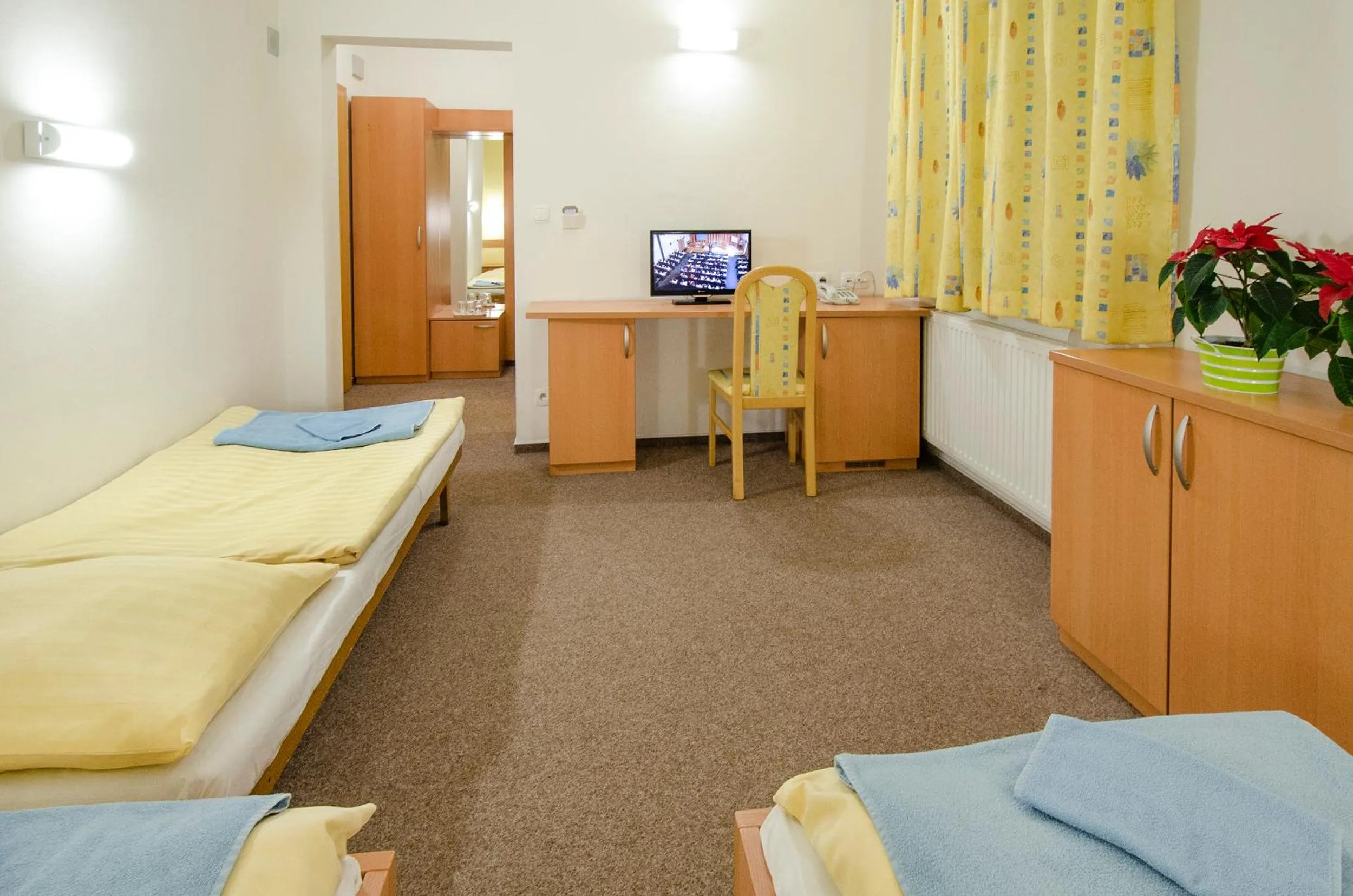 Lobby or reception, Bed in Hotel Imos