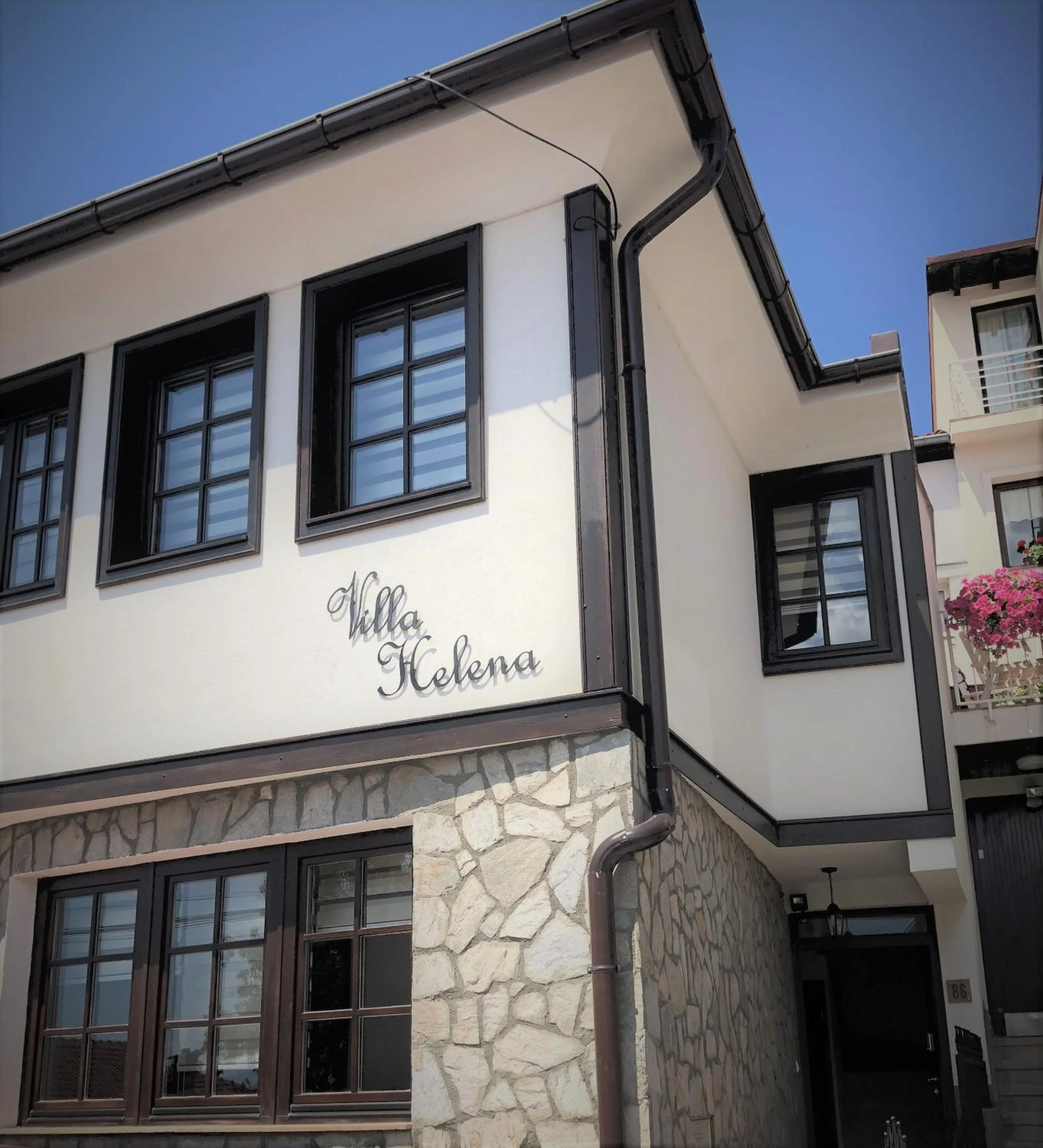Facade/entrance in Villa Helena