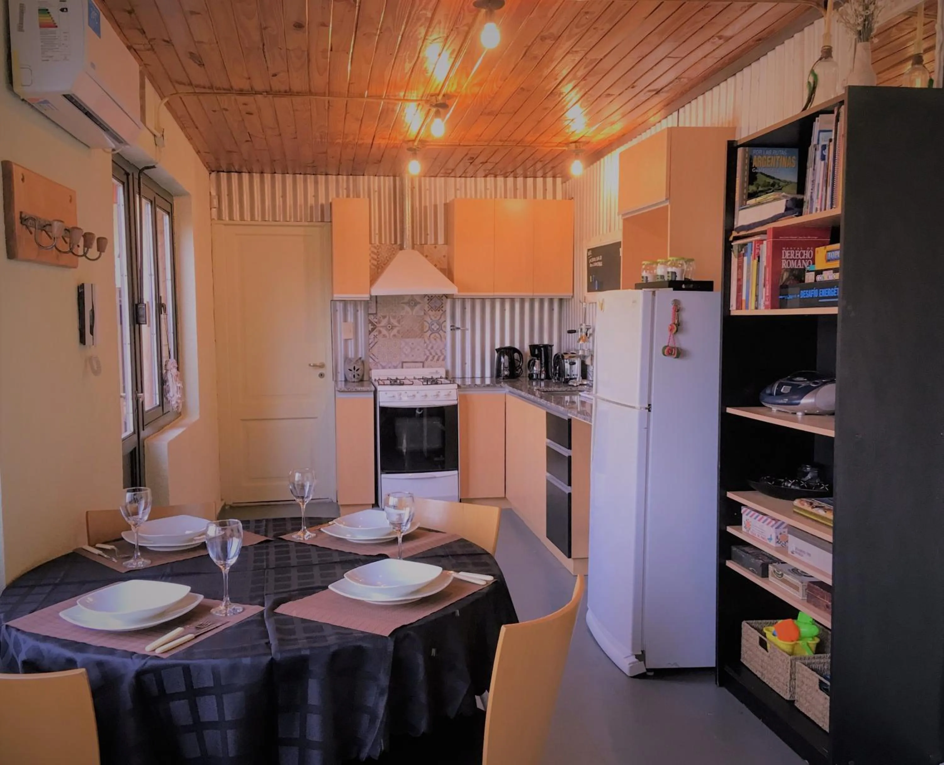 Berdina casa estilo loft con jardín, parrilla y cochera a 3 cuadras de la plaza de Chacras de Coria