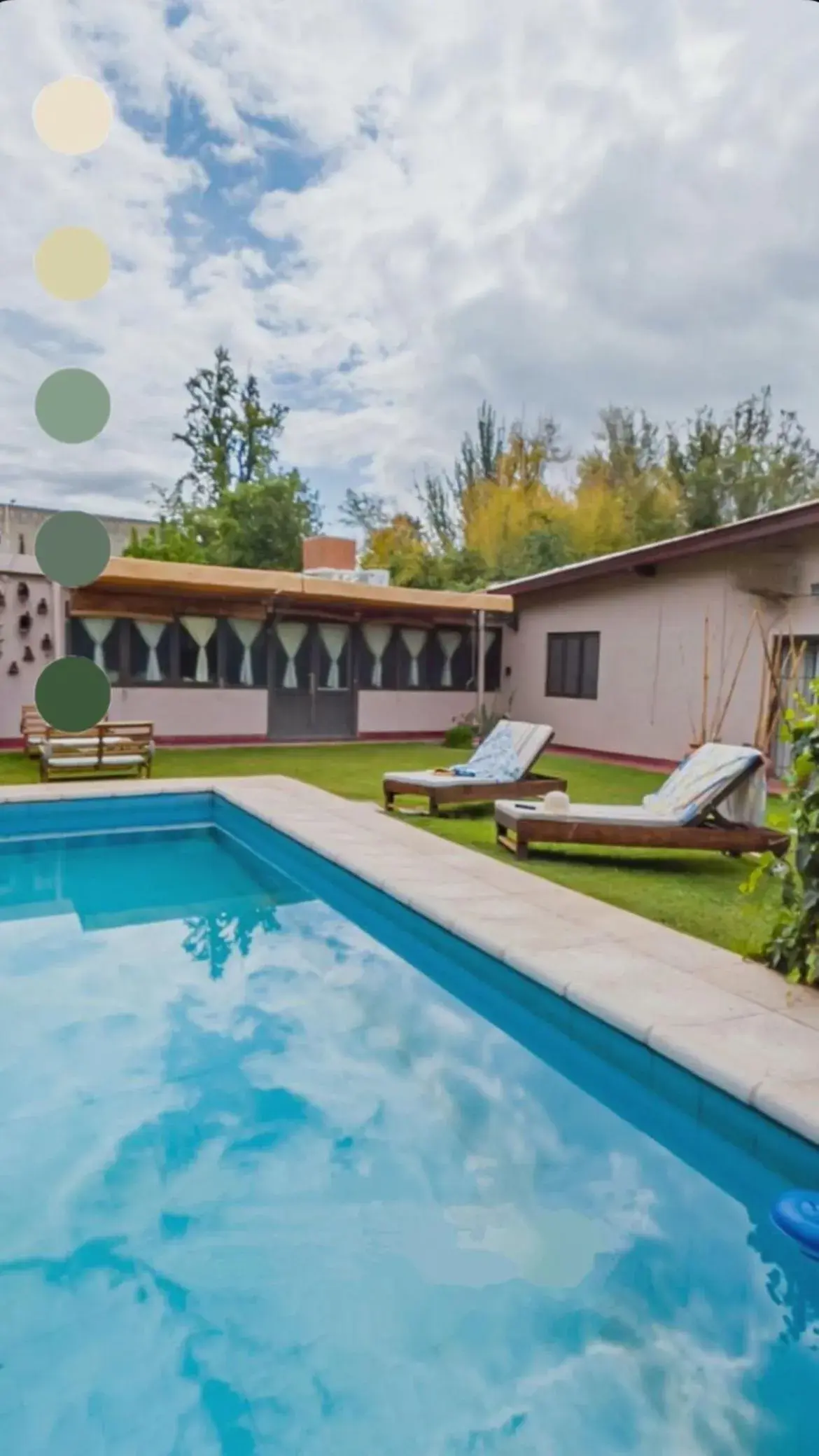 Berdina casa estilo loft con jardín, parrilla y cochera a 3 cuadras de la plaza de Chacras de Coria Berdina casa estilo loft con jardín, parrilla y cochera a 3 cuadras de la plaza de Chacras de Coria