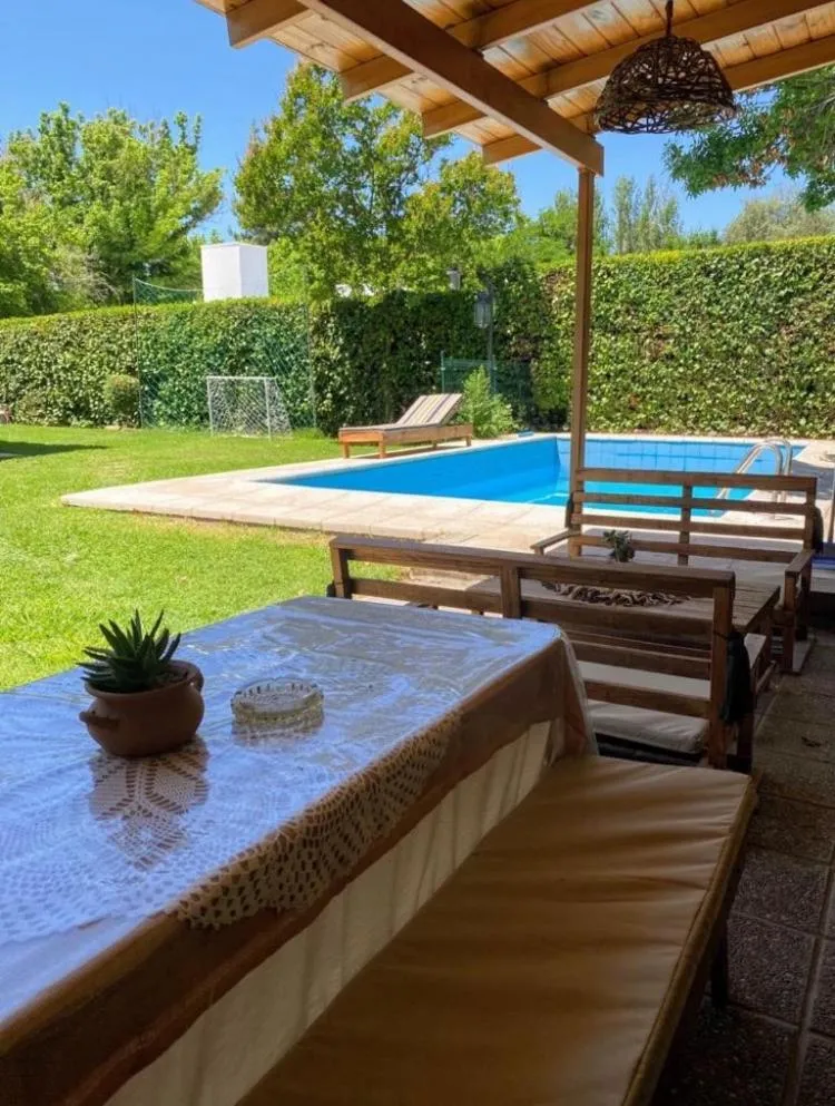 Berdina casa estilo loft con jardín, parrilla y cochera a 3 cuadras de la plaza de Chacras de Coria