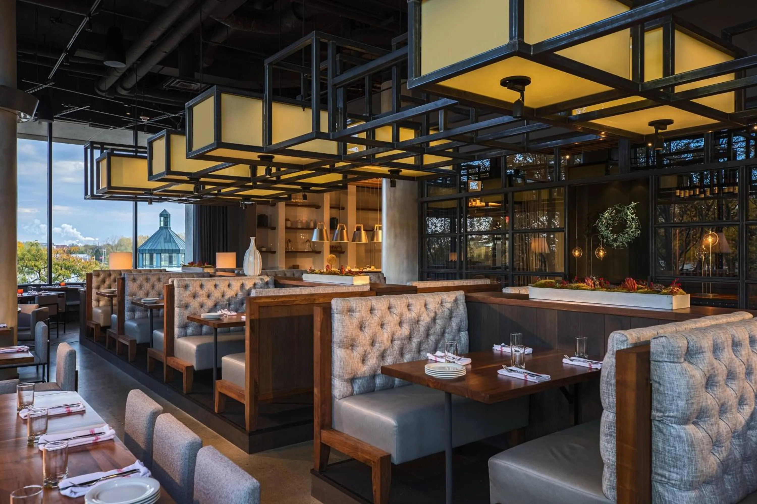 Restaurant/places to eat in Renaissance Toledo Downtown Hotel