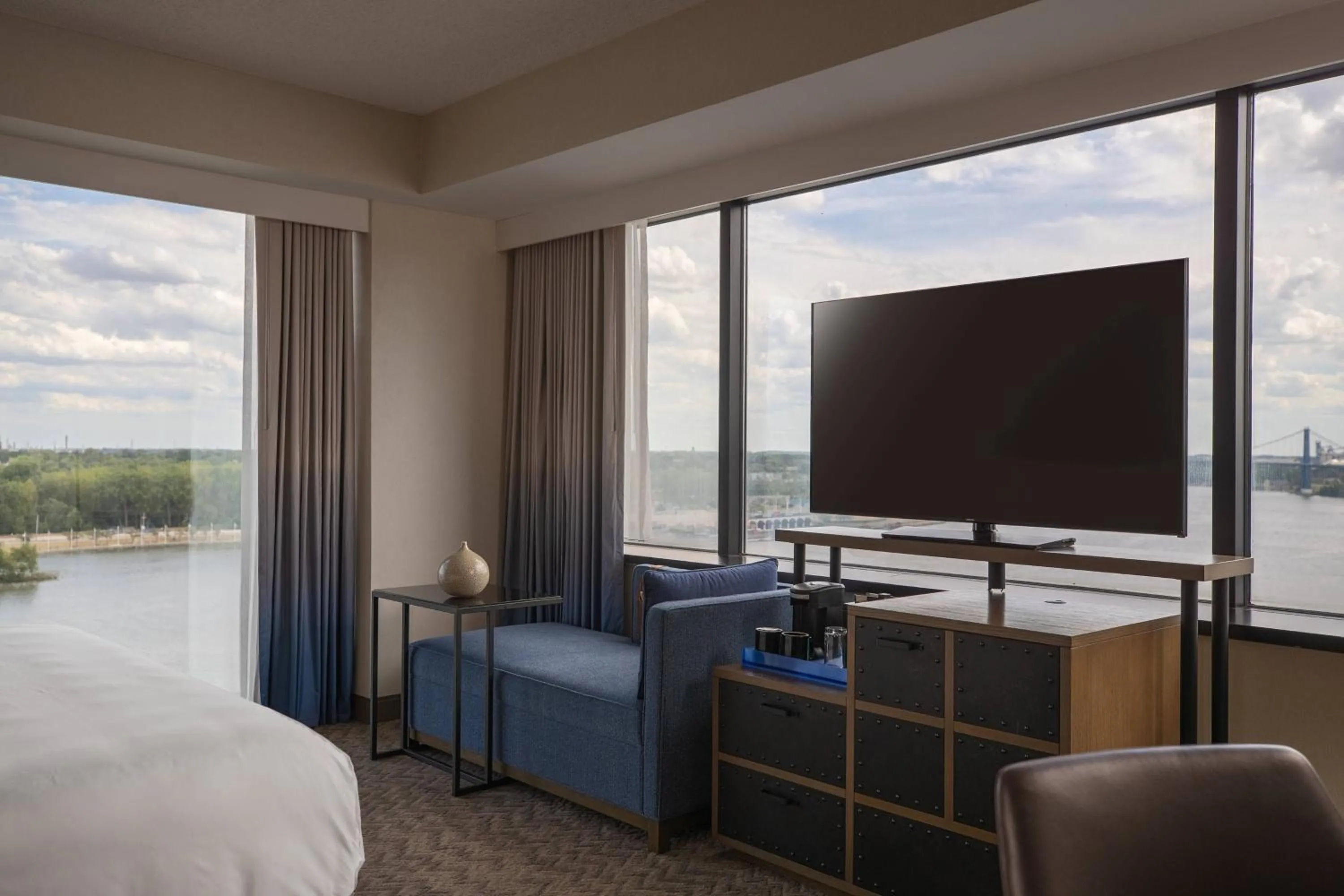 Photo of the whole room, Bed in Renaissance Toledo Downtown Hotel