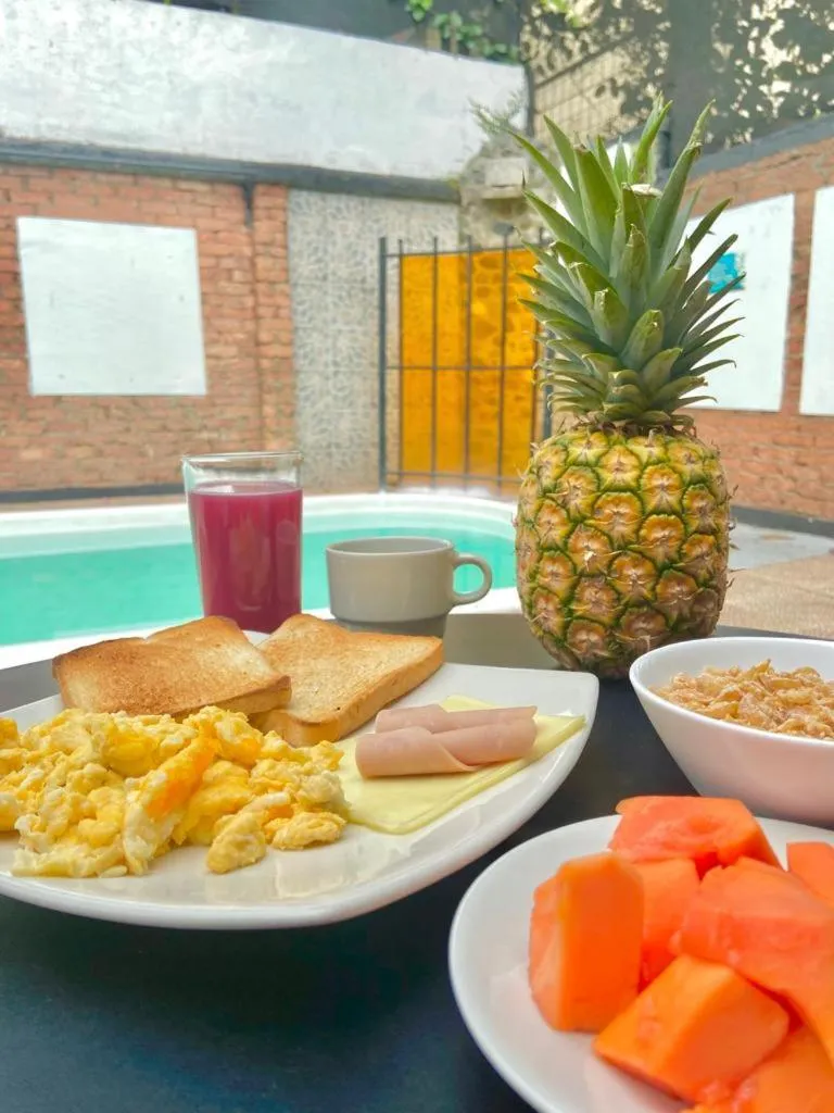 Restaurant/places to eat in Hotel Torre del Viento cali