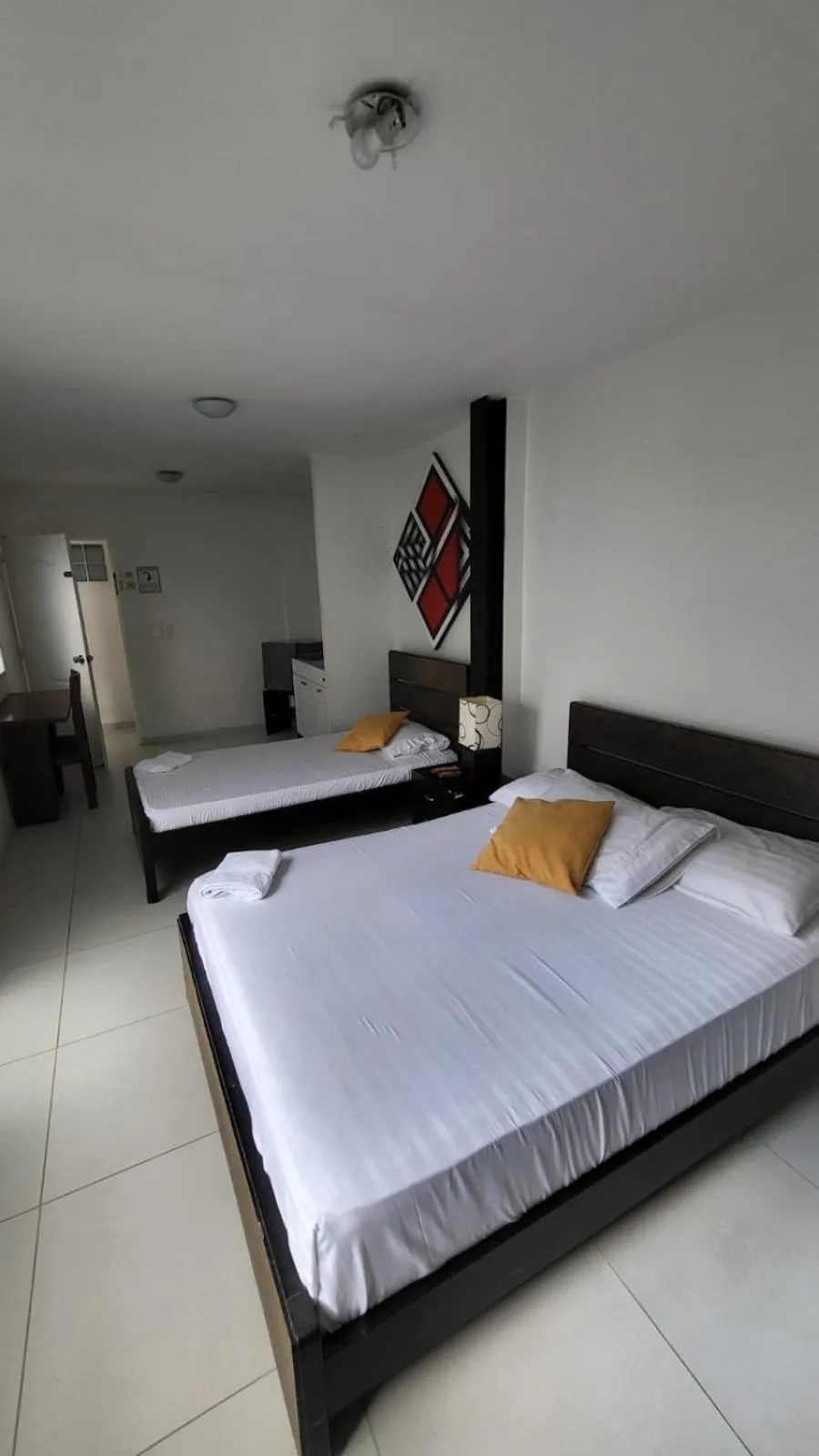 Swimming pool, Bed in Hotel Torre del Viento cali