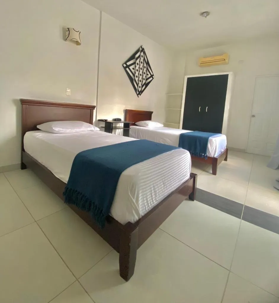 Photo of the whole room, Bed in Hotel Torre del Viento cali