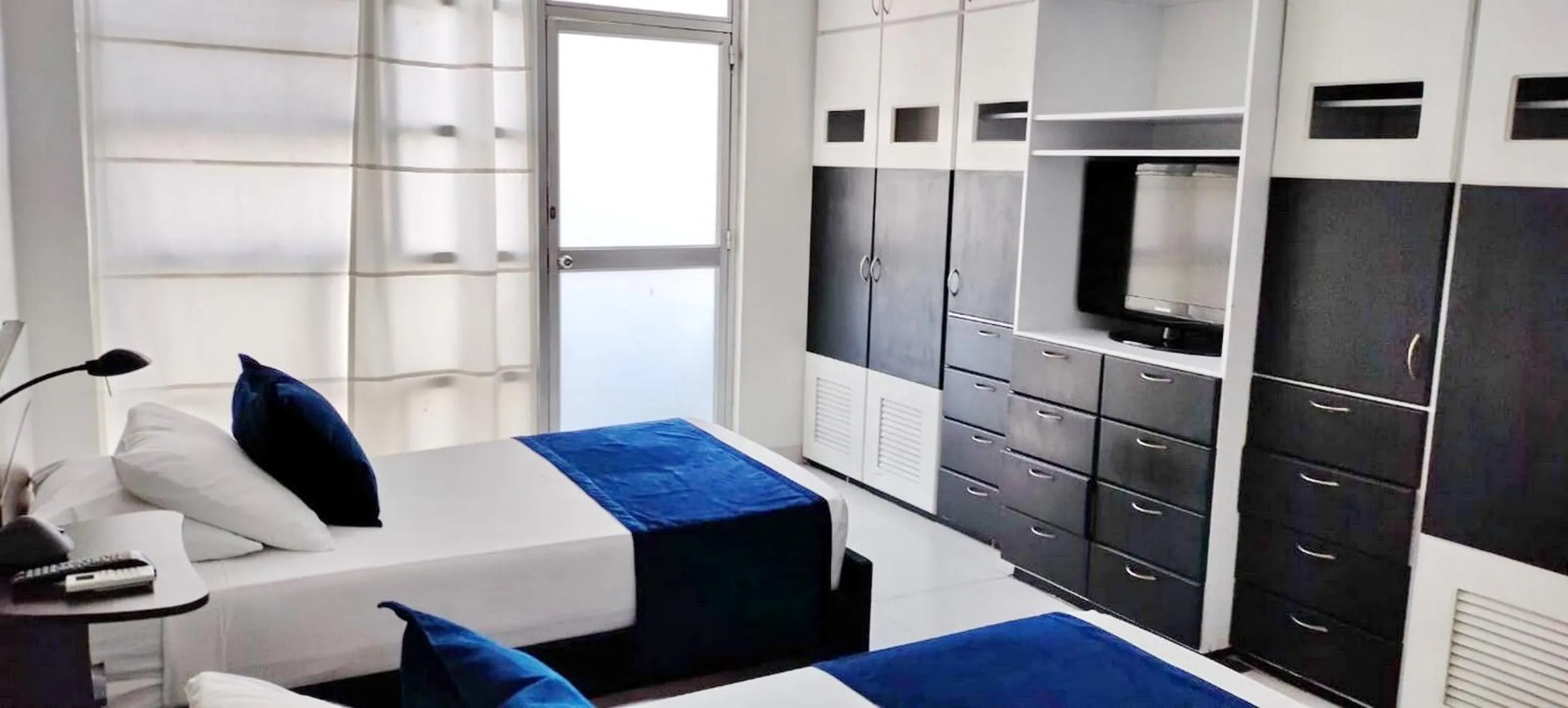 Photo of the whole room in Hotel Torre del Viento cali