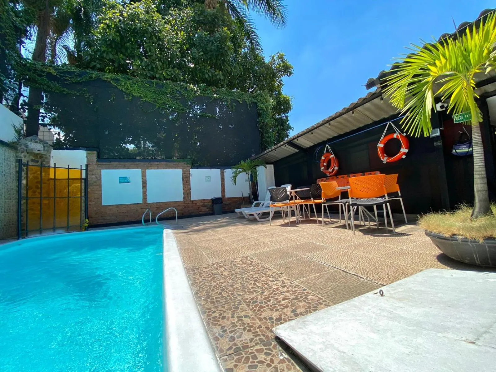 Swimming pool in Hotel Torre del Viento cali