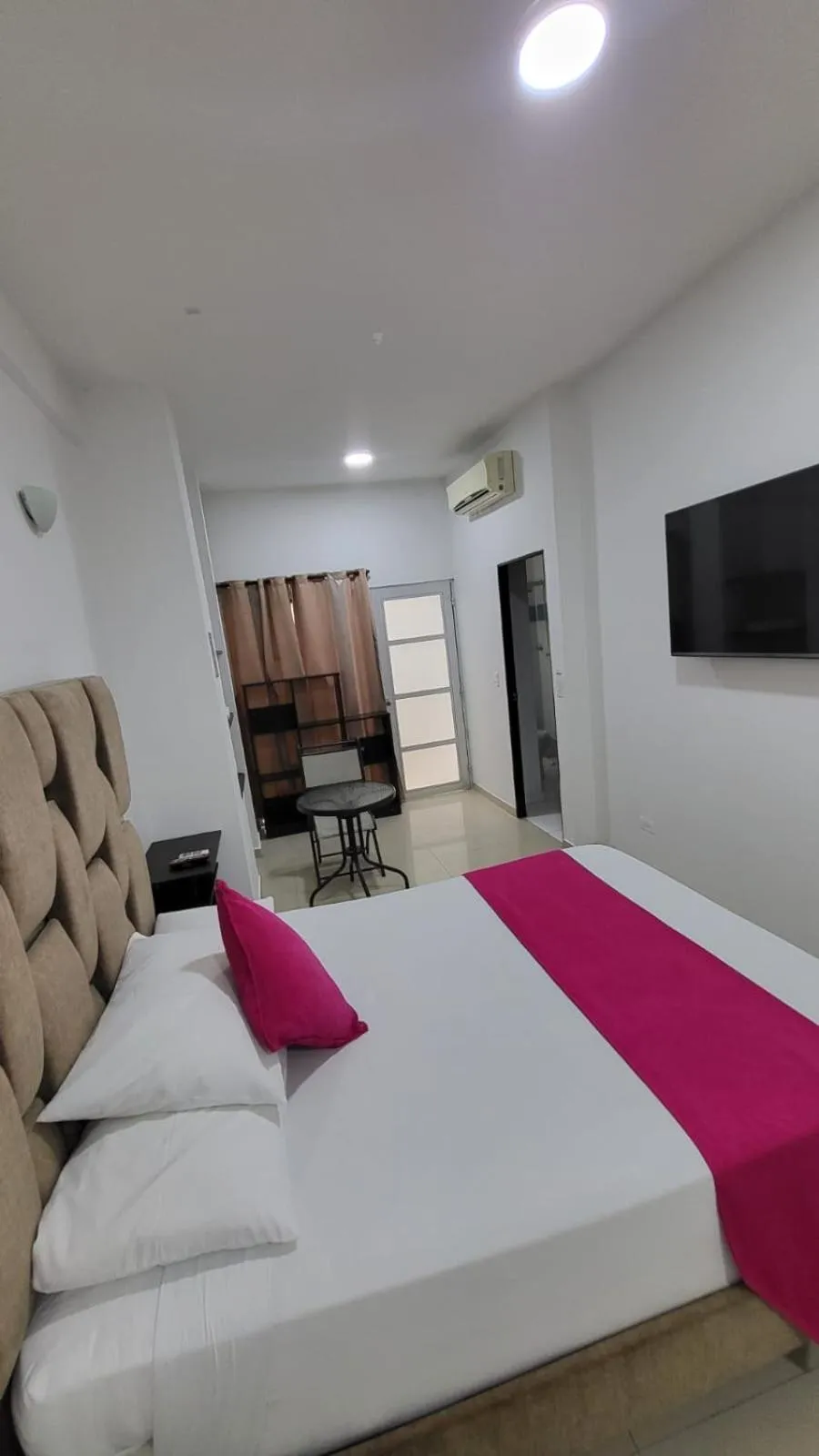 Photo of the whole room, Bed in Hotel Torre del Viento cali