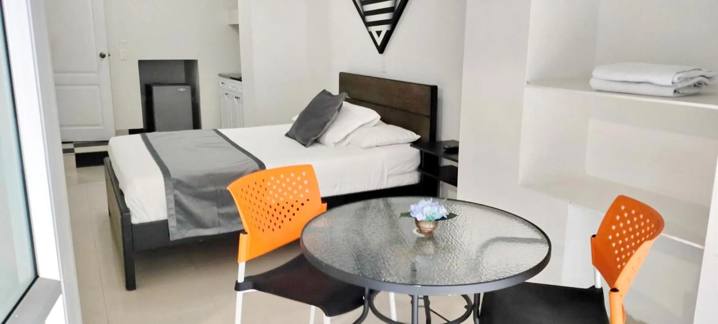 Photo of the whole room, Bed in Hotel Torre del Viento cali