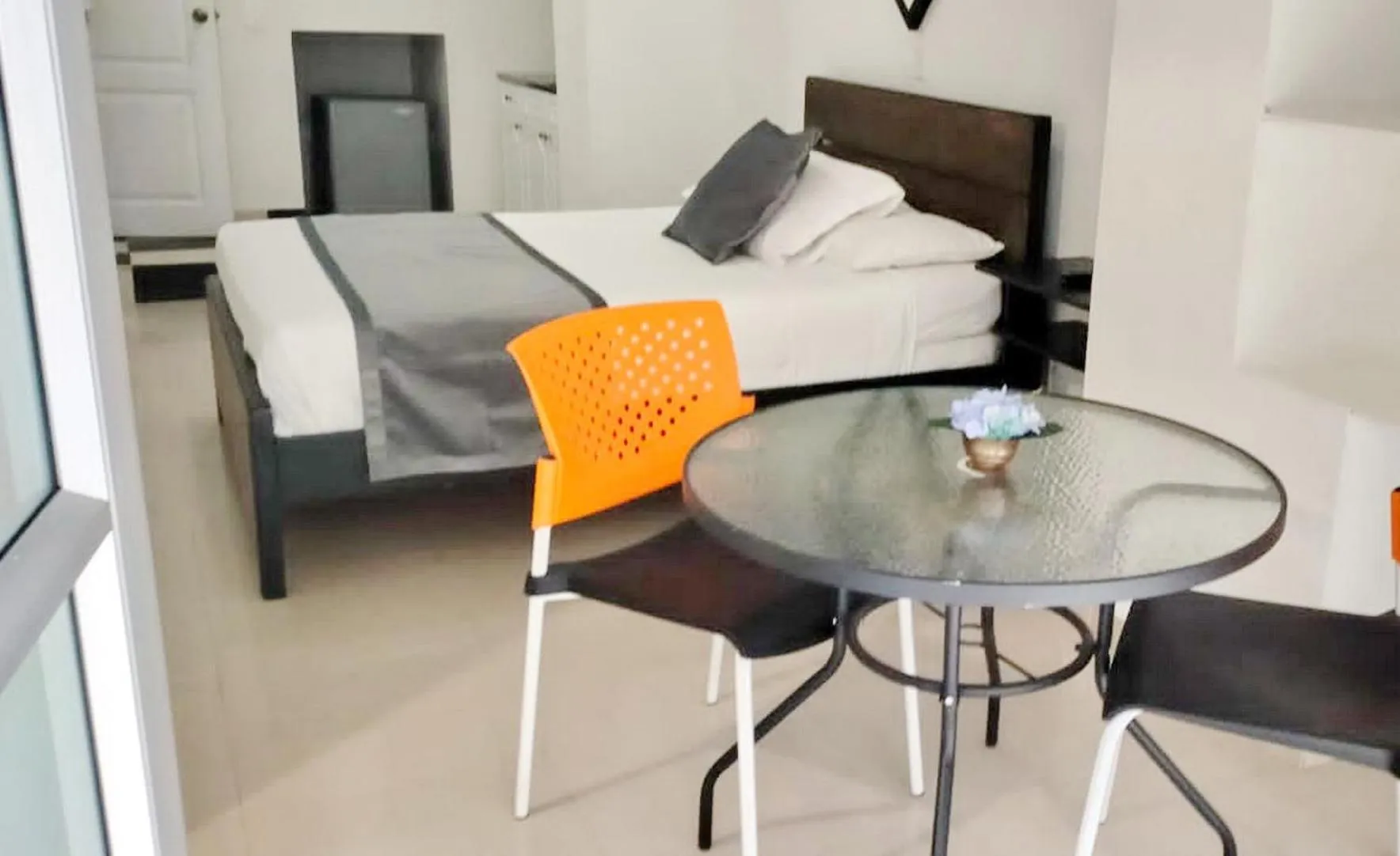 Photo of the whole room, Bed in Hotel Torre del Viento cali