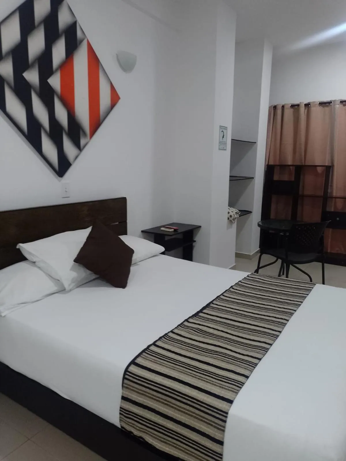 Photo of the whole room, Bed in Hotel Torre del Viento cali