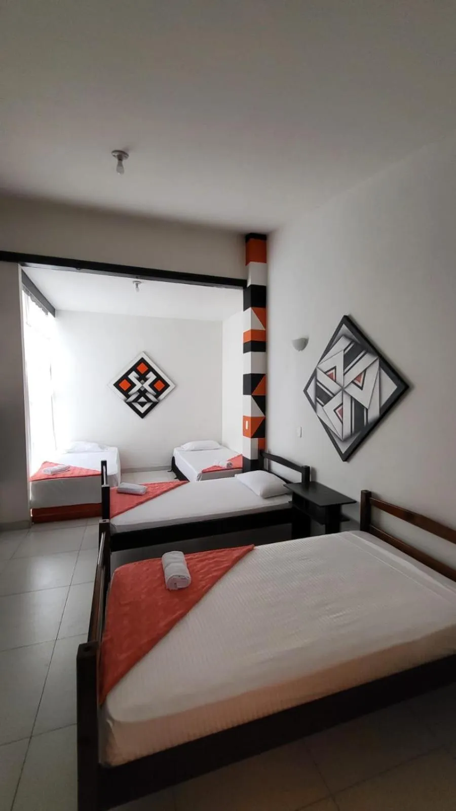 Photo of the whole room, Bed in Hotel Torre del Viento cali