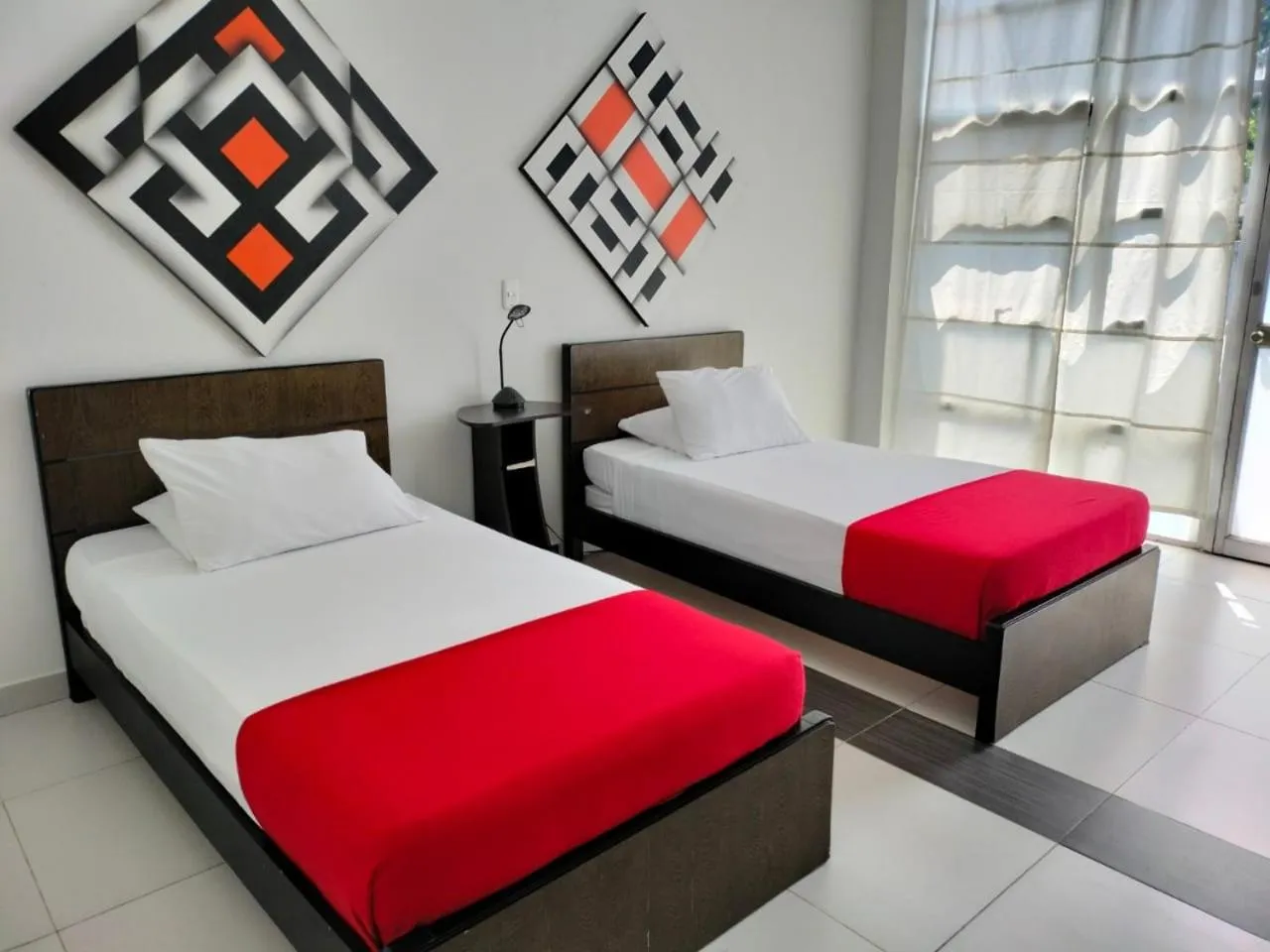 Photo of the whole room, Bed in Hotel Torre del Viento cali