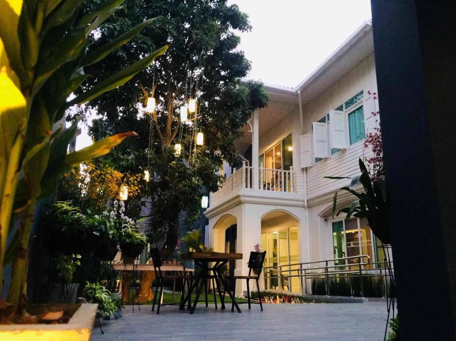 Facade/entrance in Lana Beds & Space