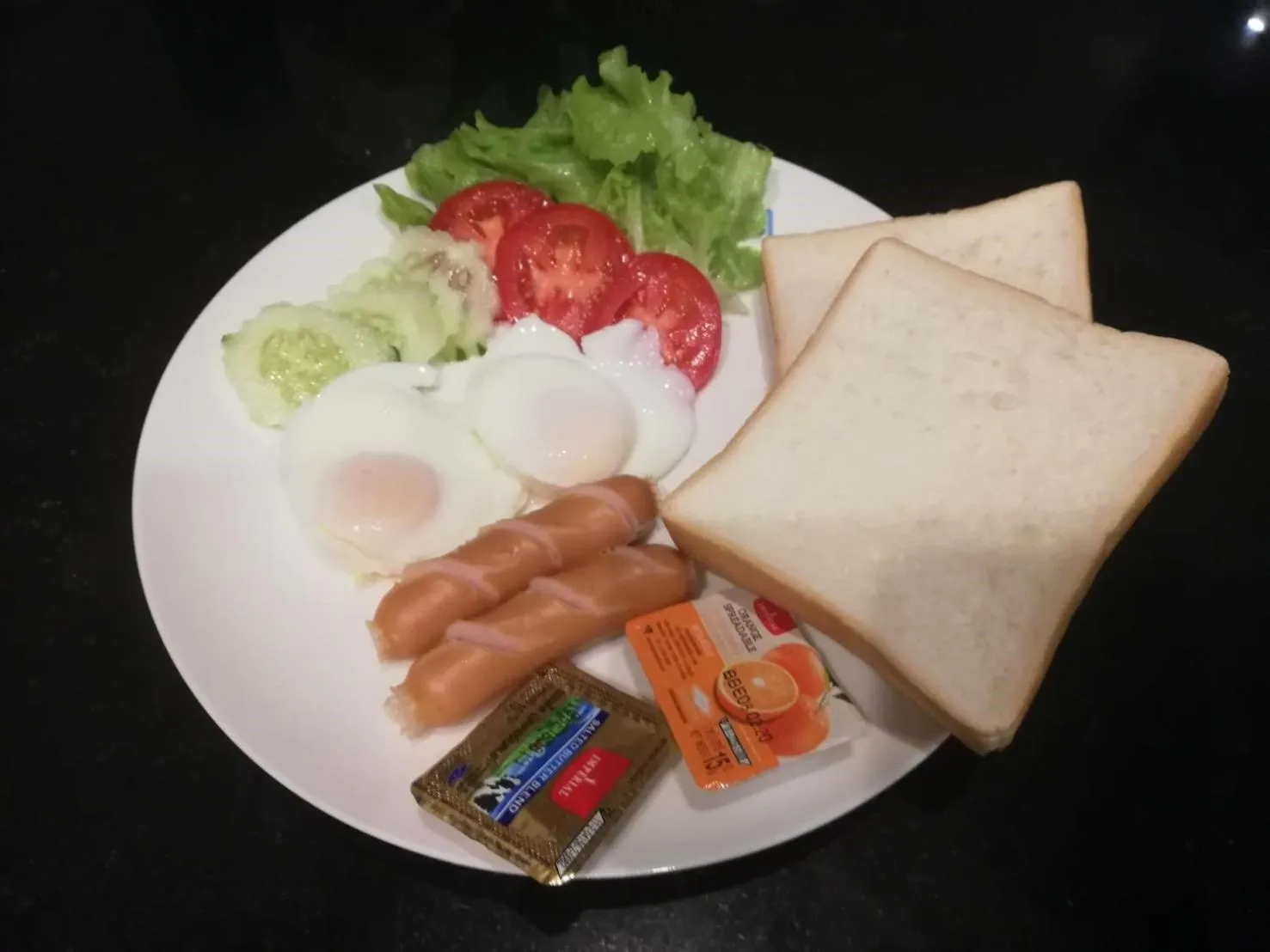 Continental breakfast in Lana Beds & Space