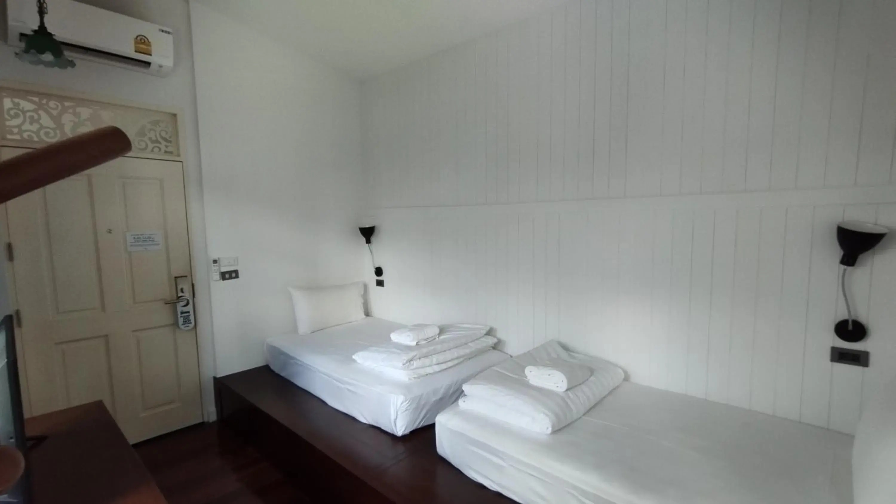Twin Room with Shared Bathroom in Lana Beds & Space Twin Room with Shared Bathroom in Lana Beds & Space