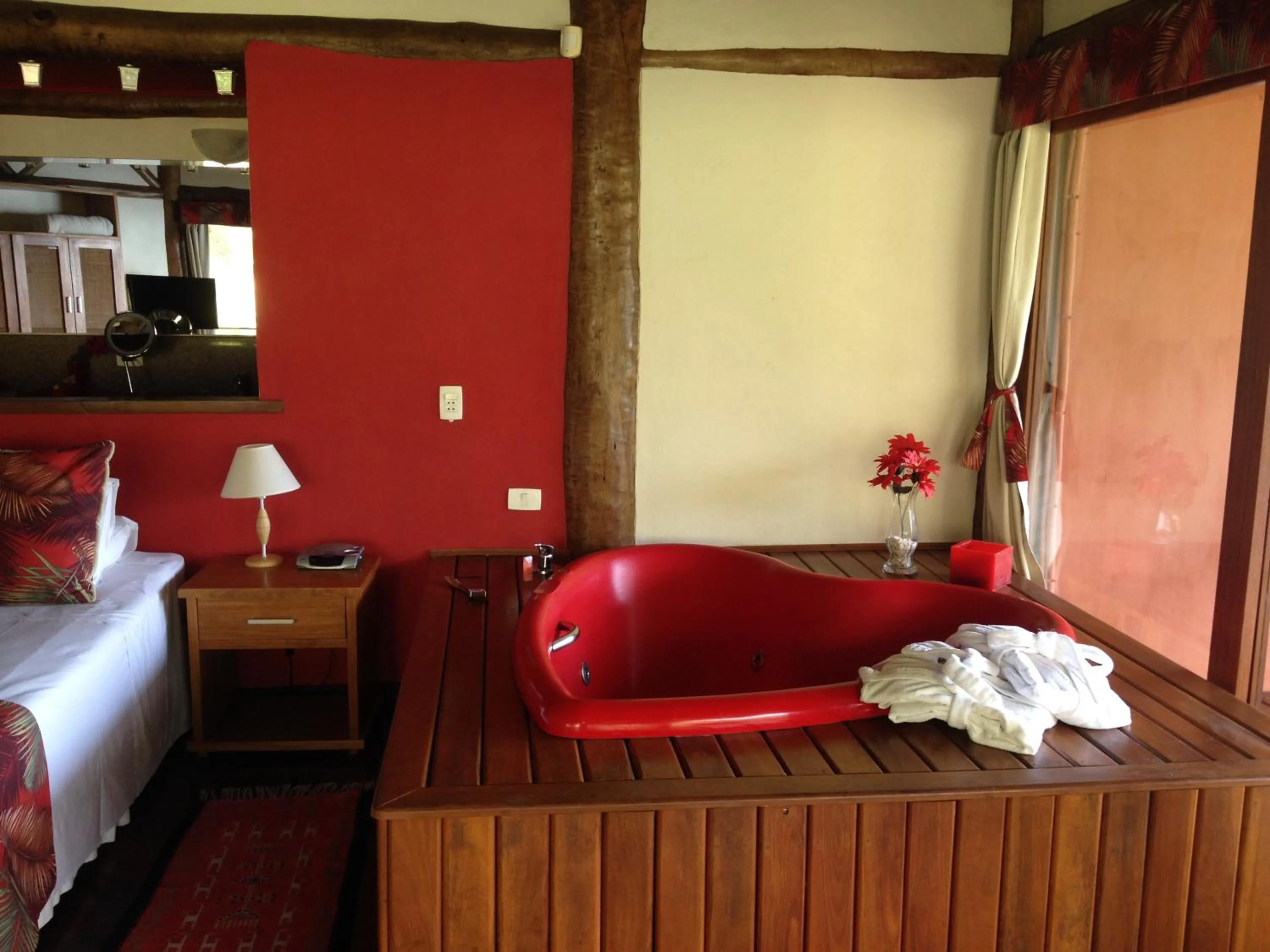 Hot Tub, Bed in Pousada Singuitta - Ilhabela