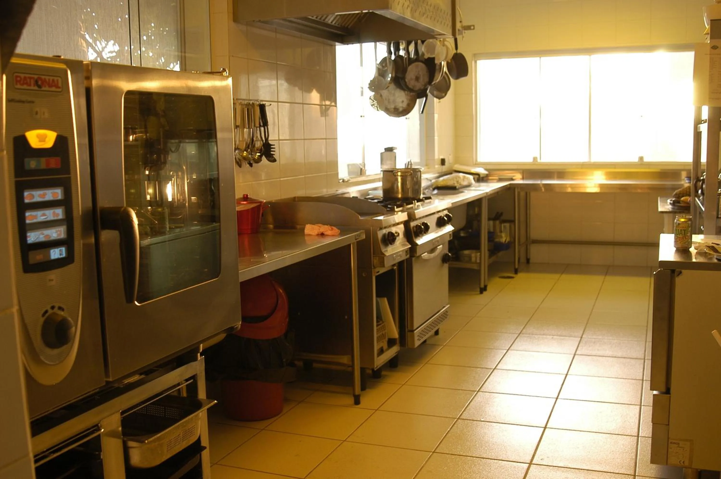 Communal kitchen in Pousada Singuitta - Ilhabela